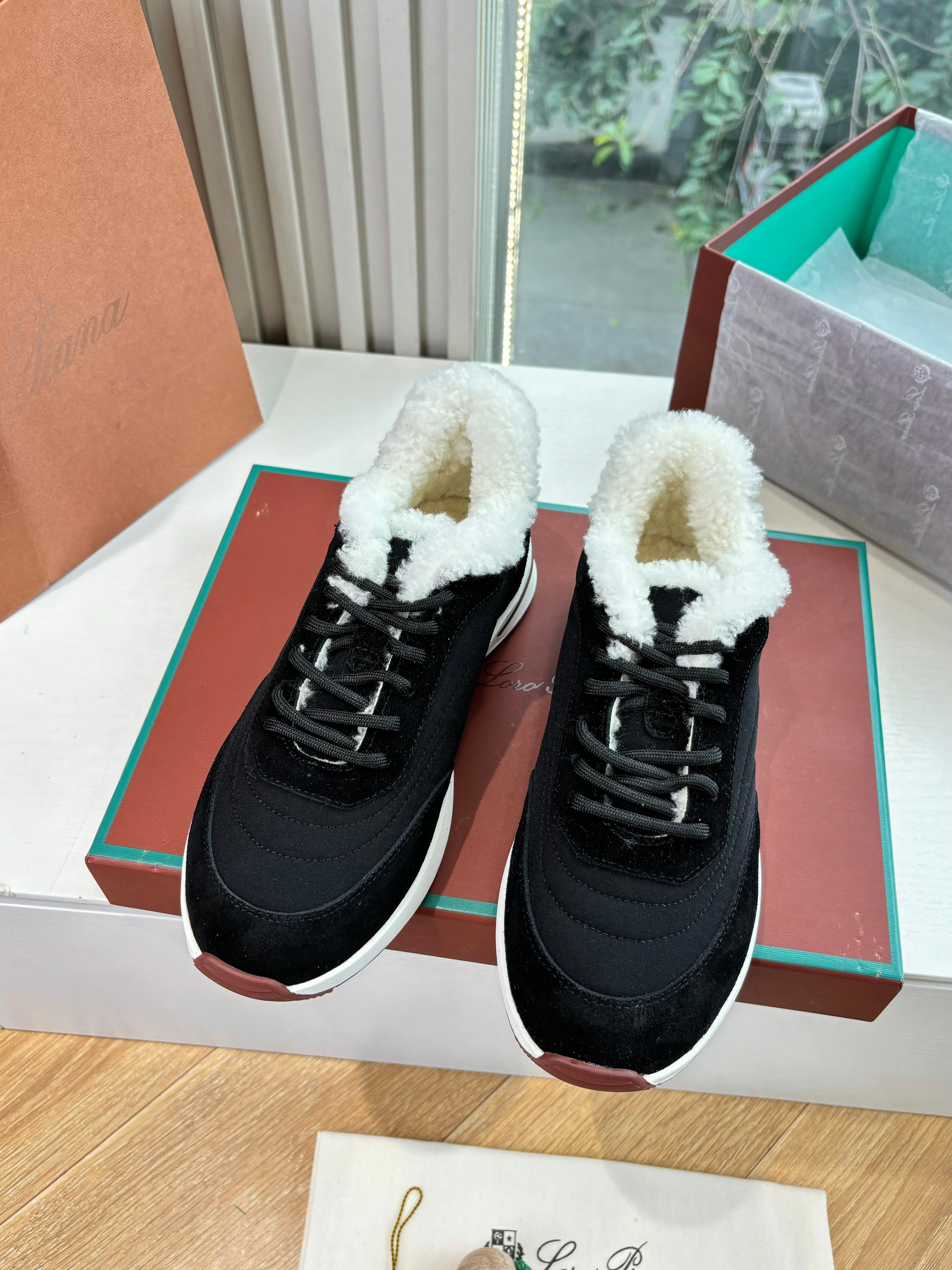 LP Weekend Walk Sneaker Black Fur Suede 549513