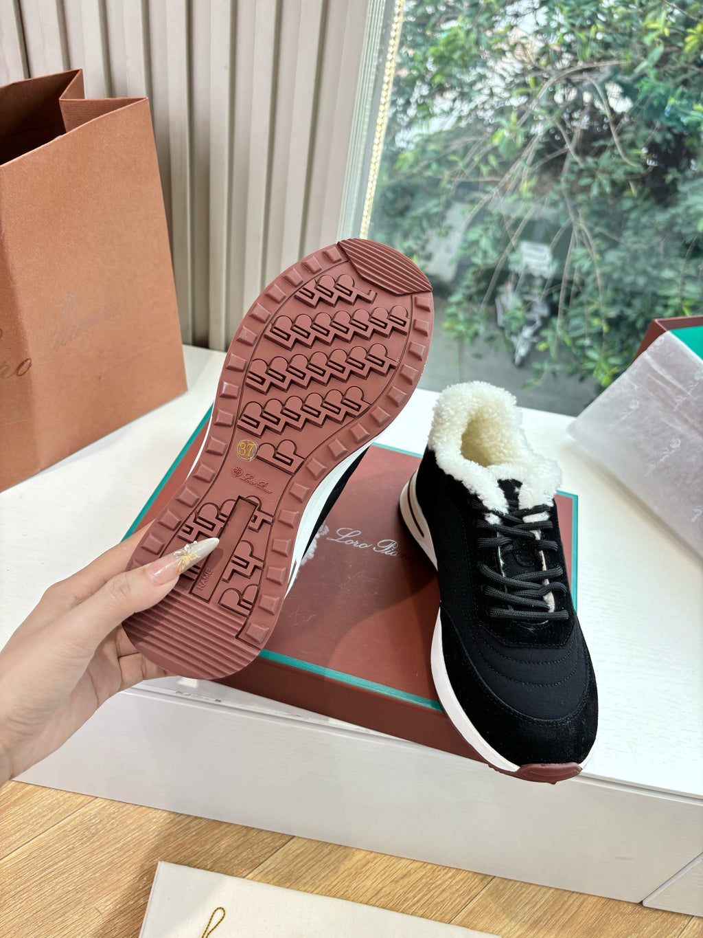 LP Weekend Walk Sneaker Black Fur Suede 549513