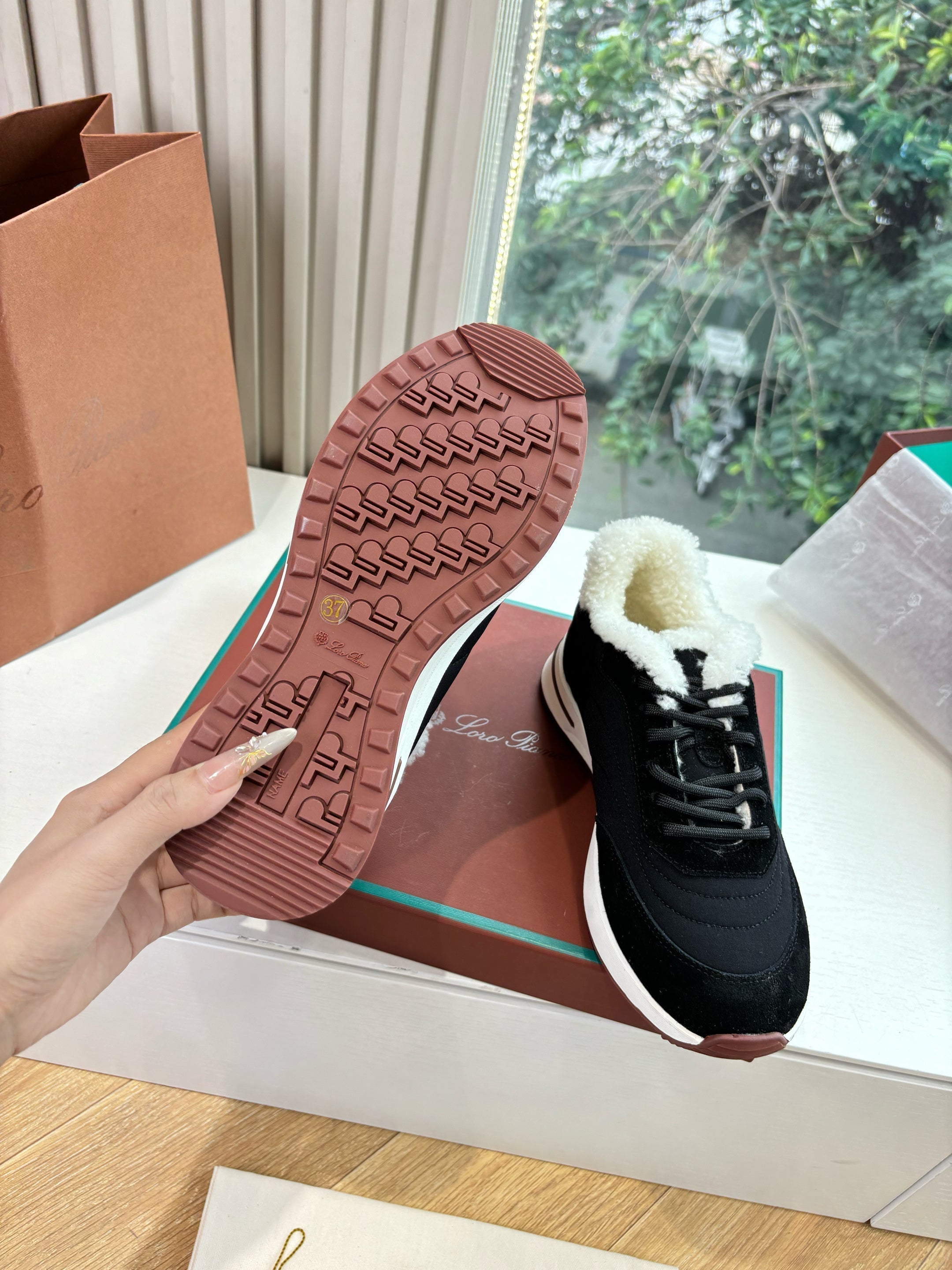 LP Weekend Walk Sneaker Black Fur Suede 549513