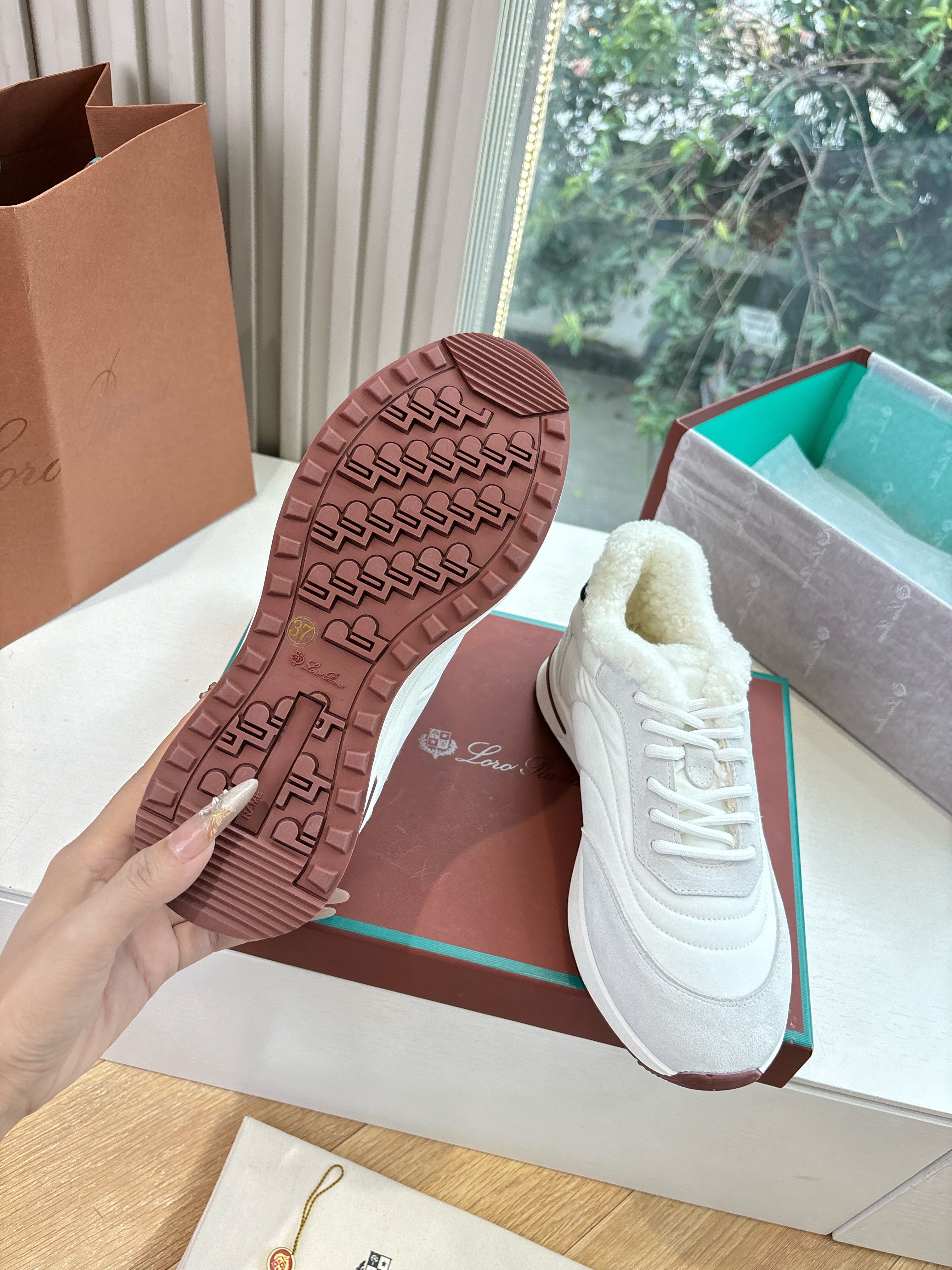 LP Weekend Walk Sneaker White Grey Fur Suede 549515