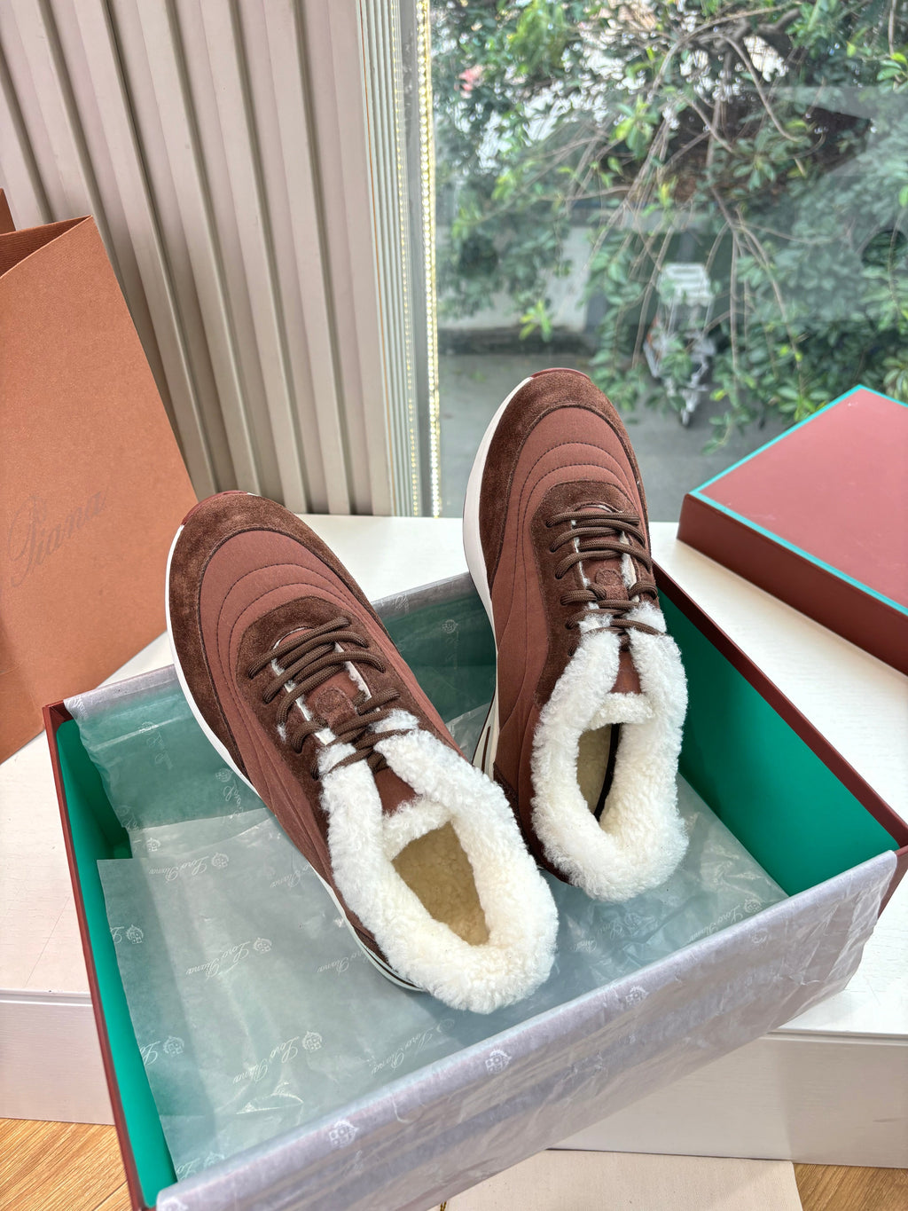 LP Weekend Walk Sneaker Red Brown Fur Suede 549519