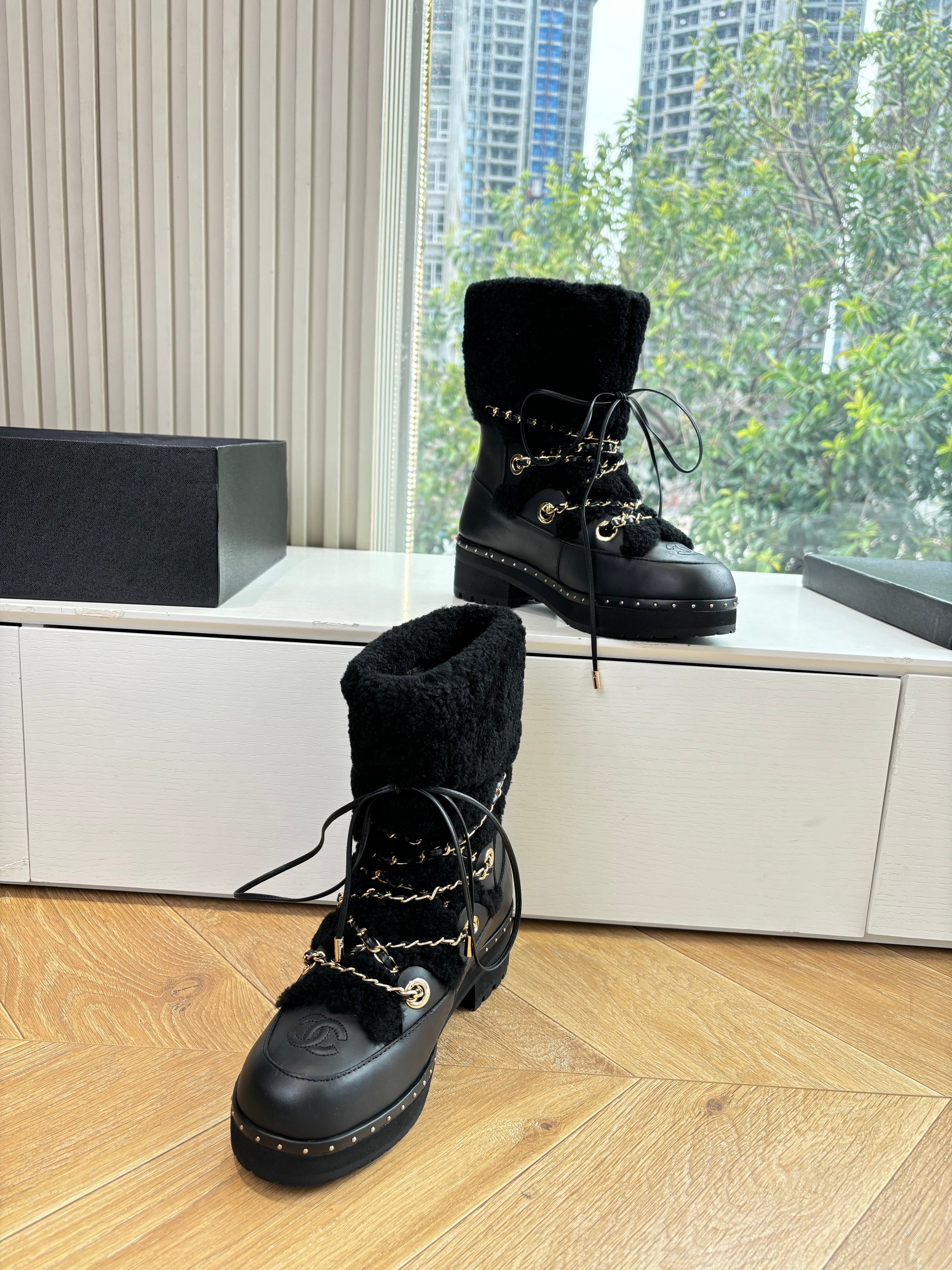 CC 2025 Short Boot Black Cowhide Wool 548840