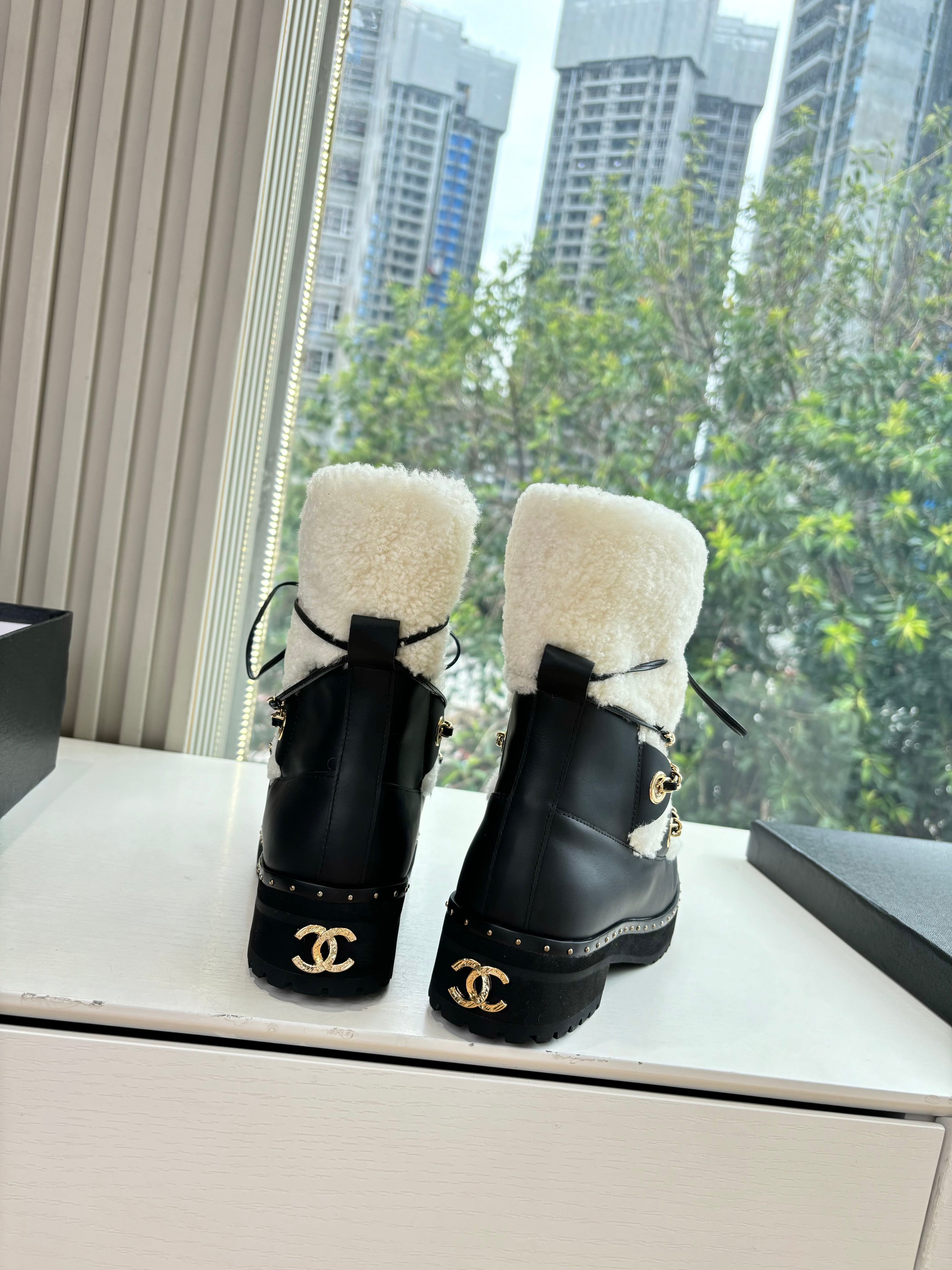 CC 2025 Short Boot White Black Cowhide Wool 548841