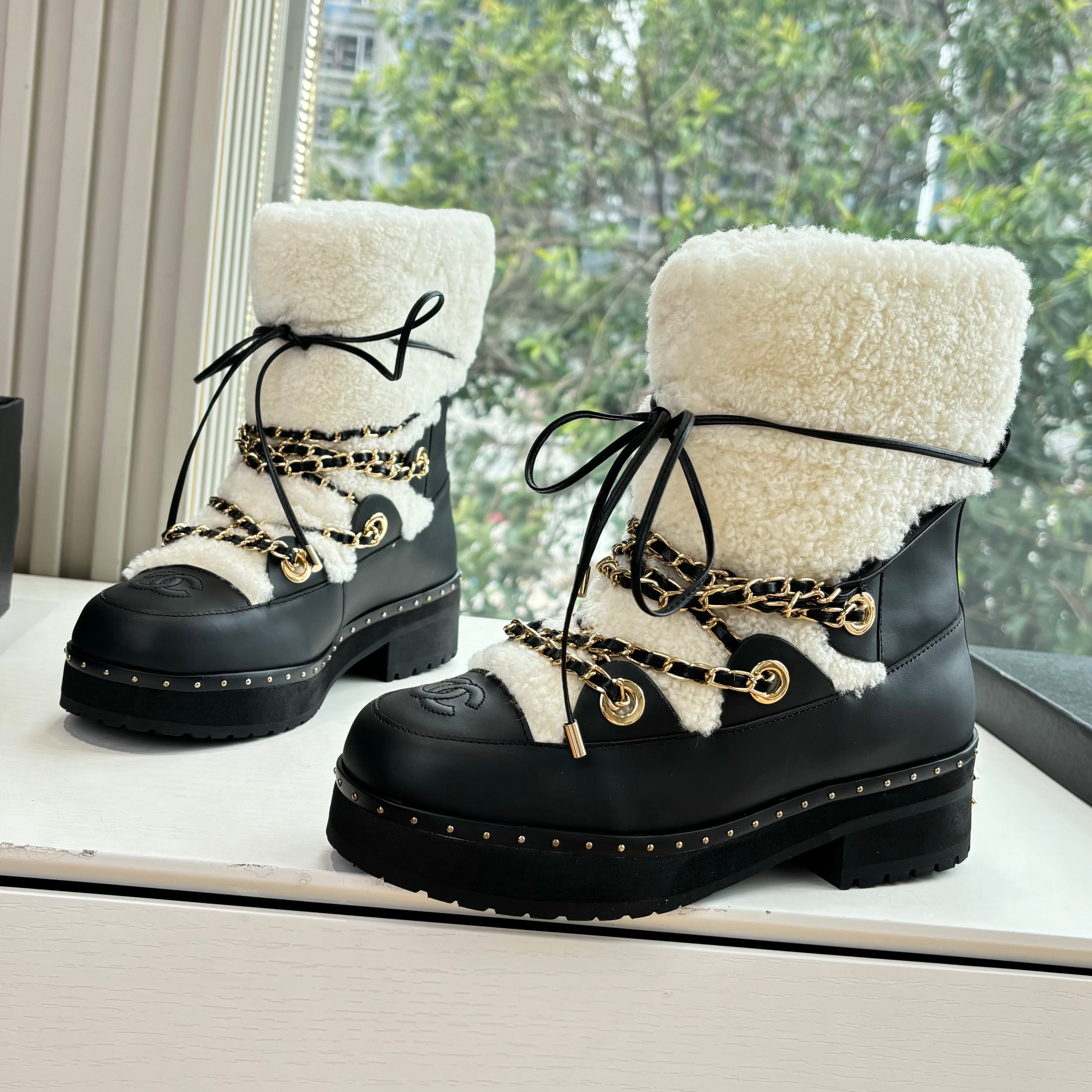 CC 2025 Short Boot White Black Cowhide Wool 548841