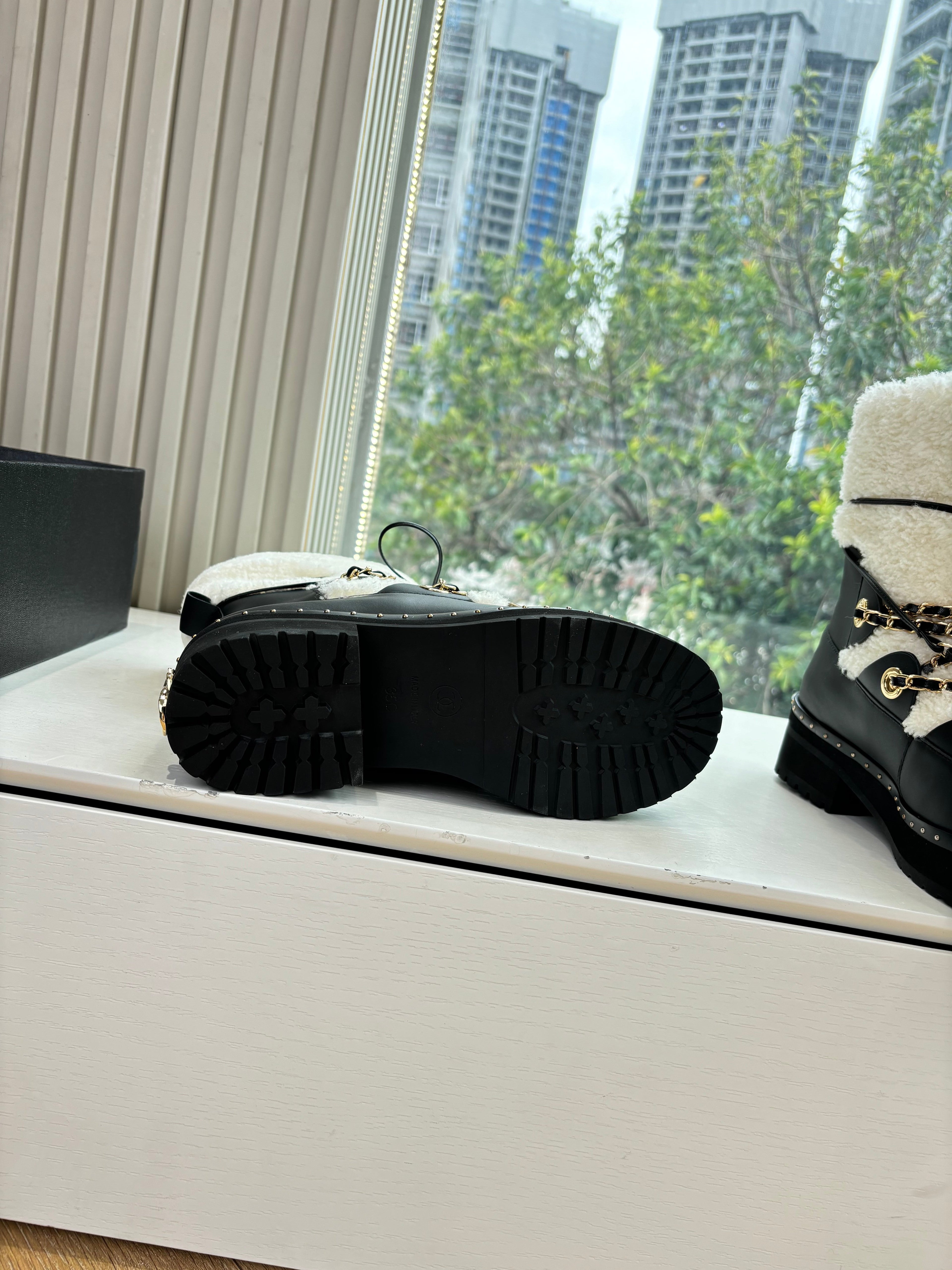 CC 2025 Short Boot White Black Cowhide Wool 548841