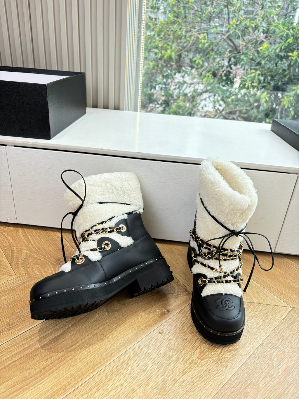 CC 2025 Short Boot White Black Cowhide Wool 548841
