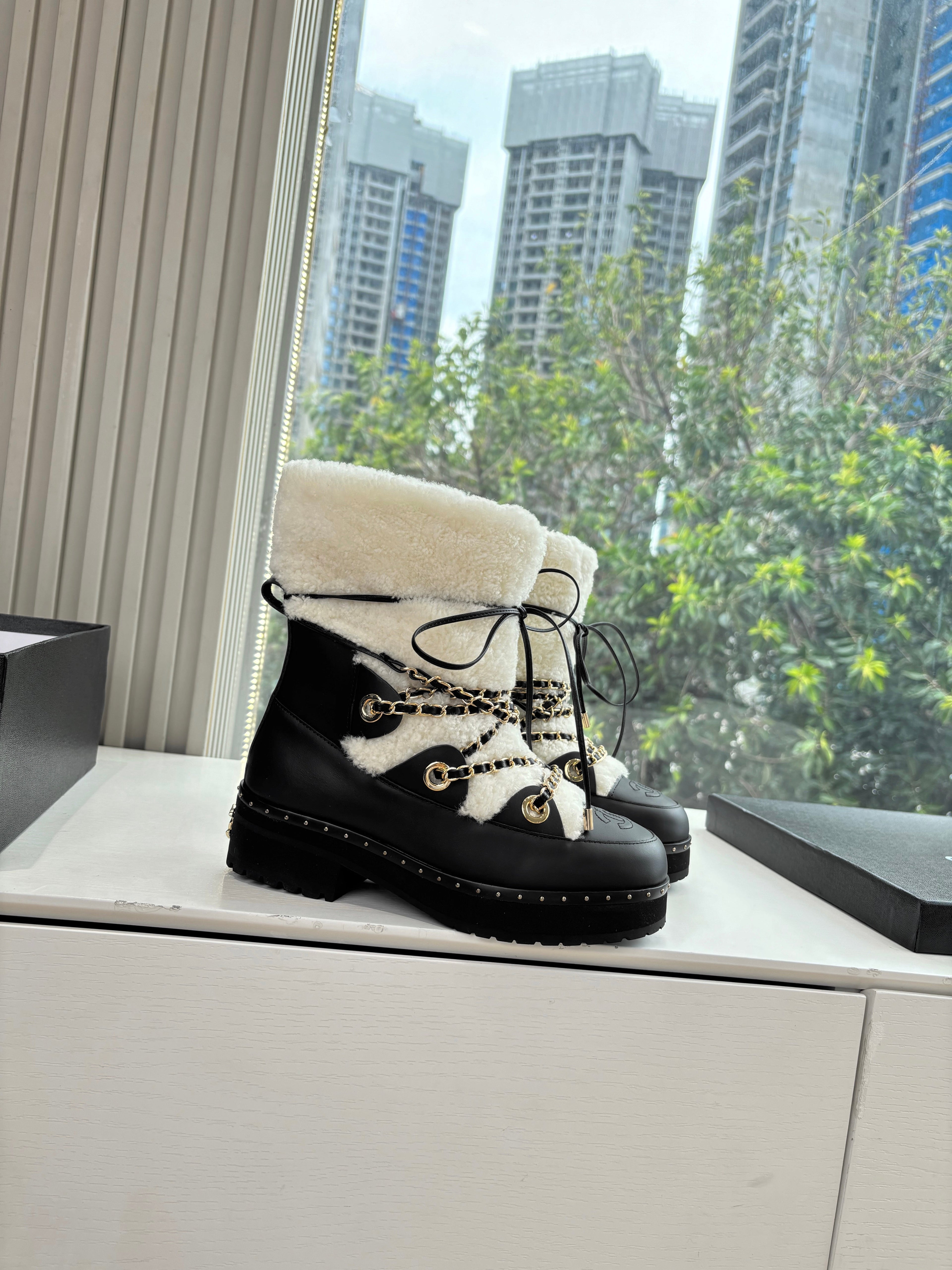 CC 2025 Short Boot White Black Cowhide Wool 548841