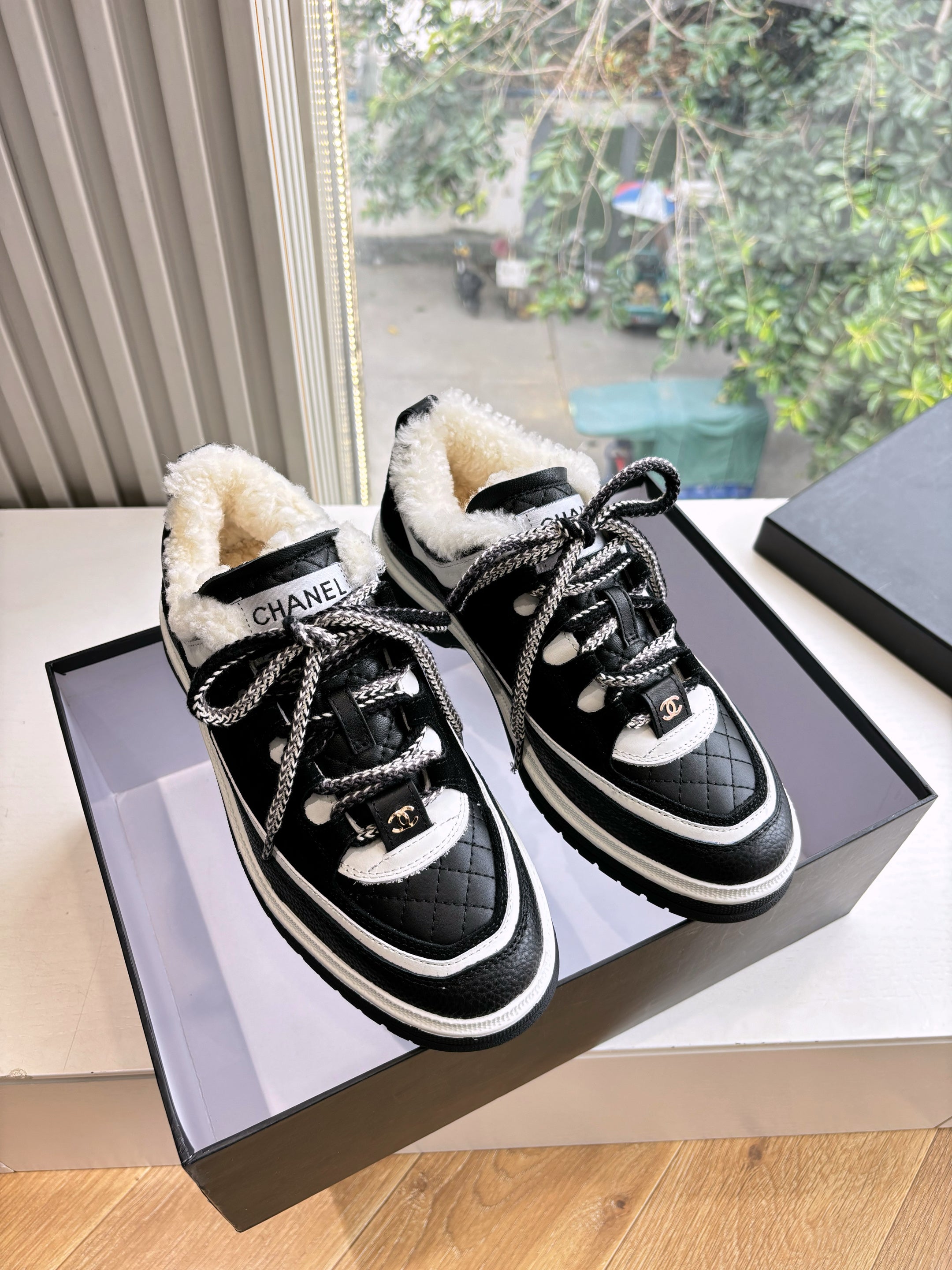 CC Casual Shoes Women's Low Top Black White Suede Cowhide Fur 548855