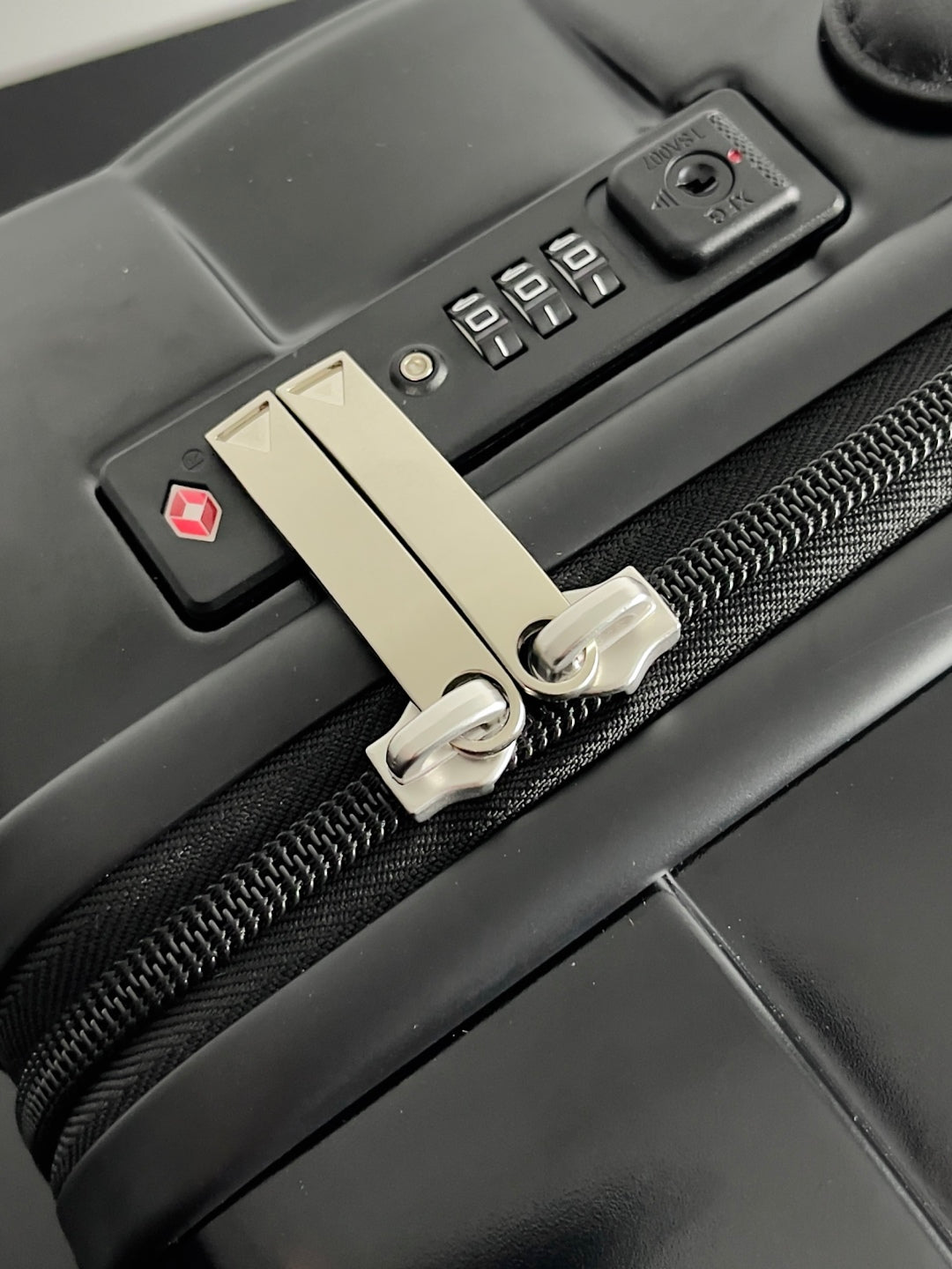 BV 25 Odyssey Cabin Suitcase Black Polycarbonate & Intreccio Pattern