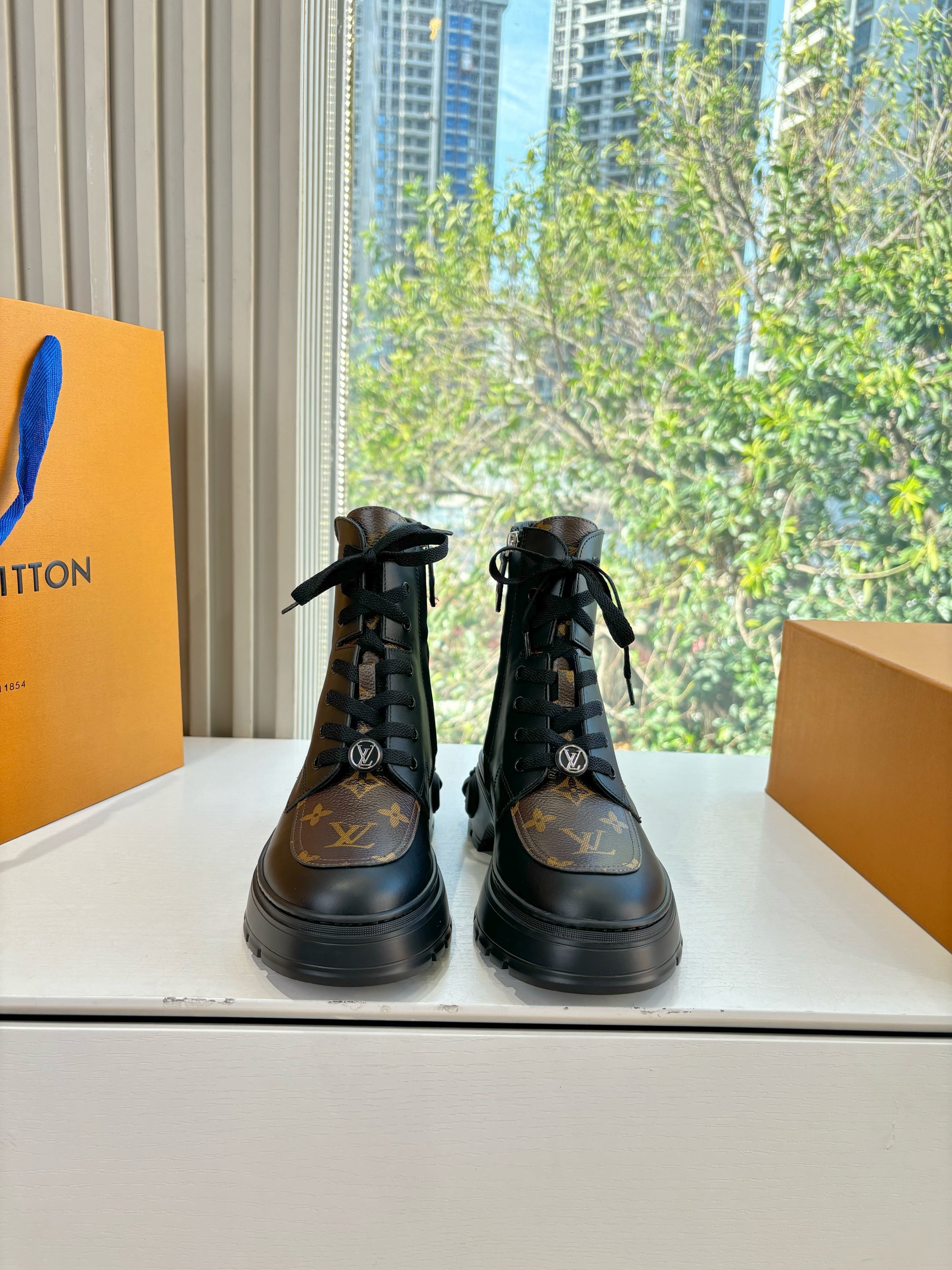 Lv Laureate Desert Boots Black Cowhide Brown Monogram Canvas 548798