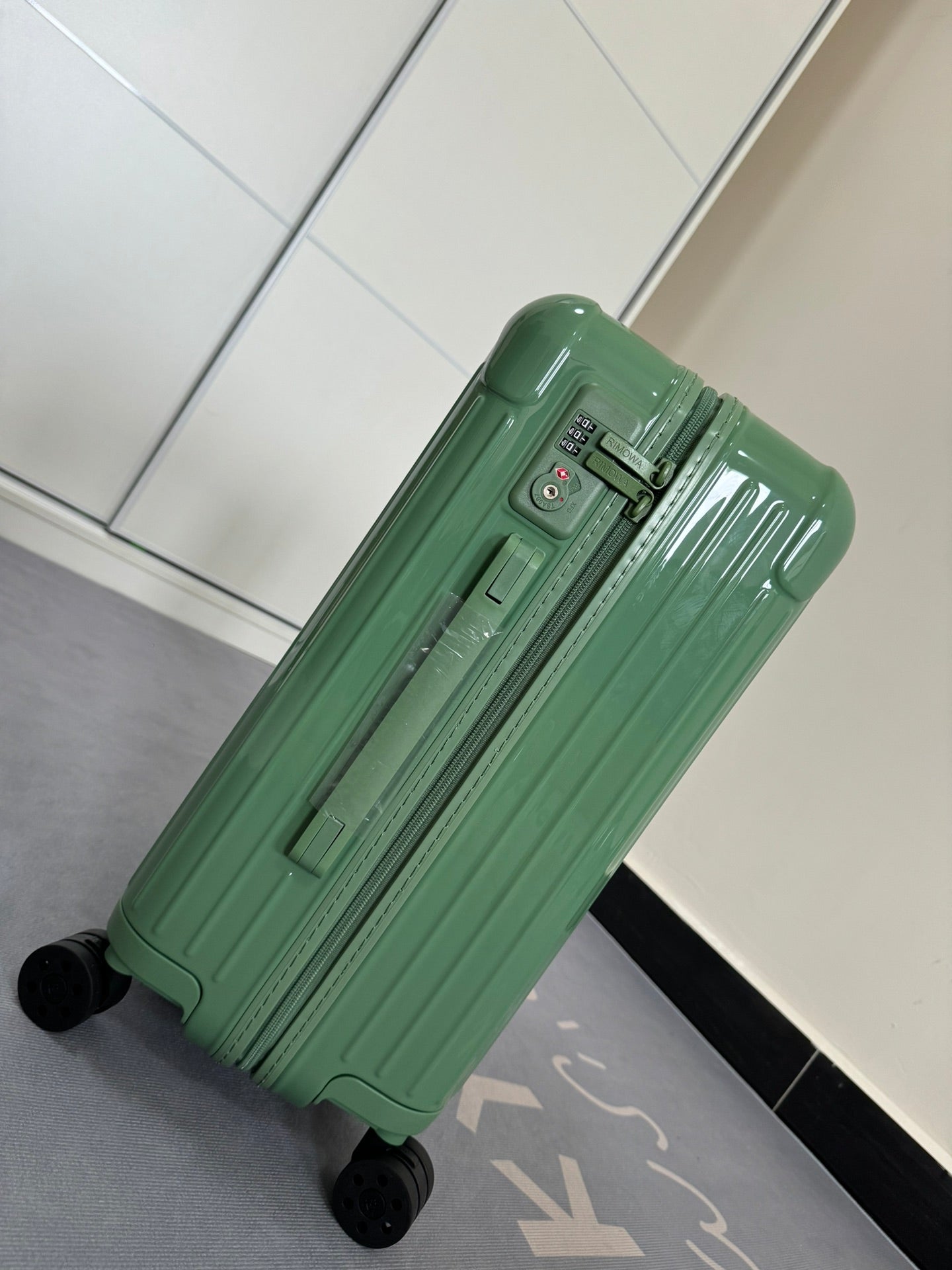 Rimowa 2025 Essential Suitcase Sage Green Polycarbonate 274081