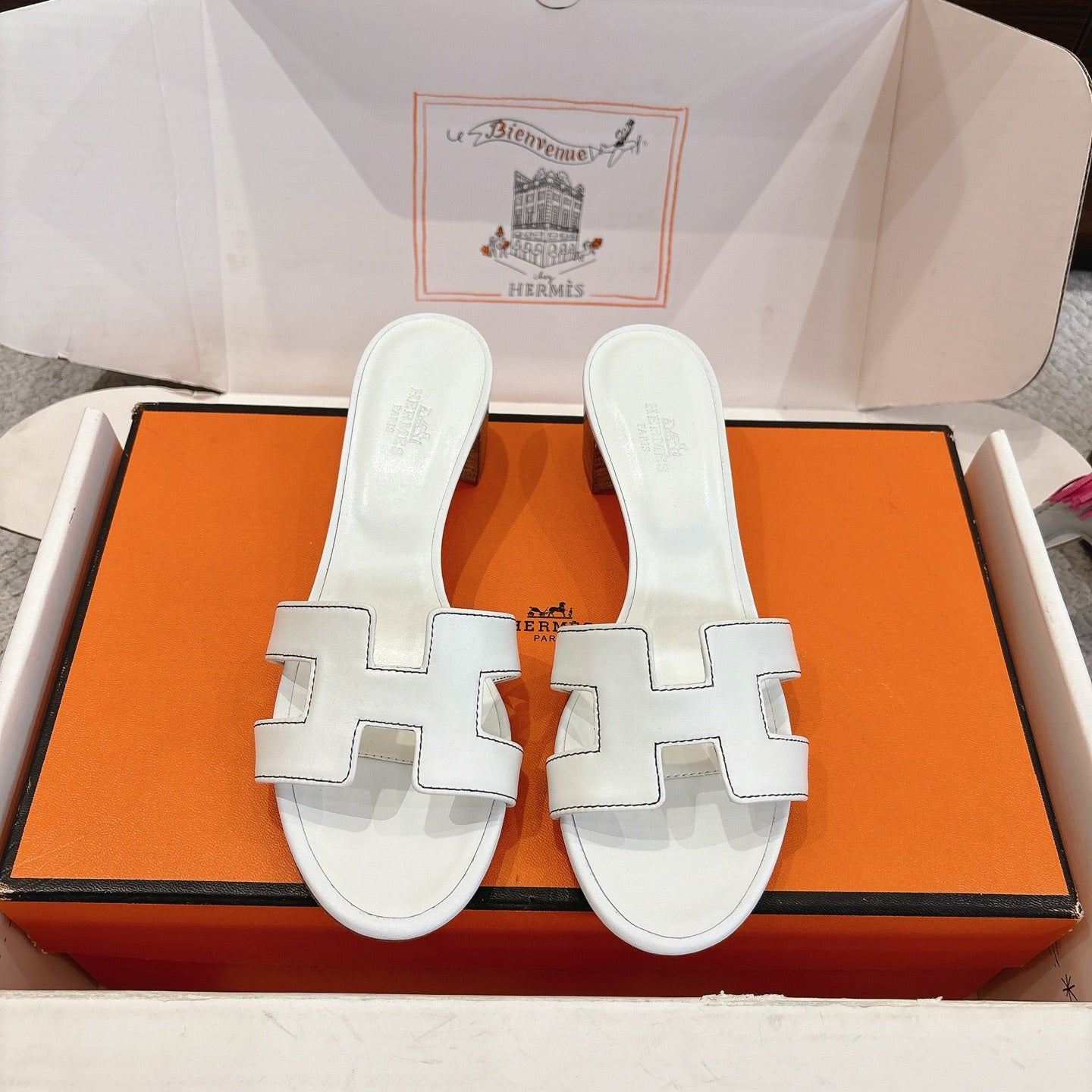 HM Oasis Sandals White Chisel Pattern Cowhide 544094