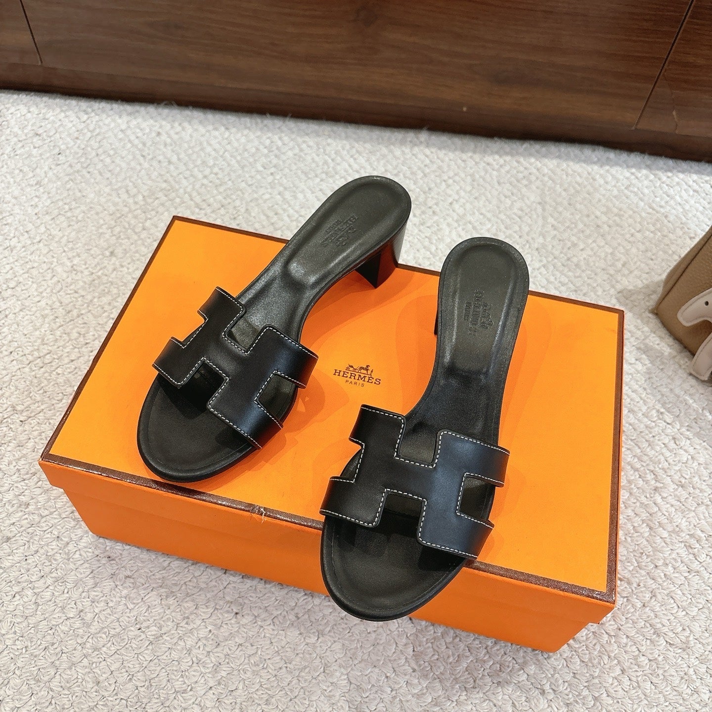 HM Oasis Sandals Black Chisel Pattern Cowhide 544095