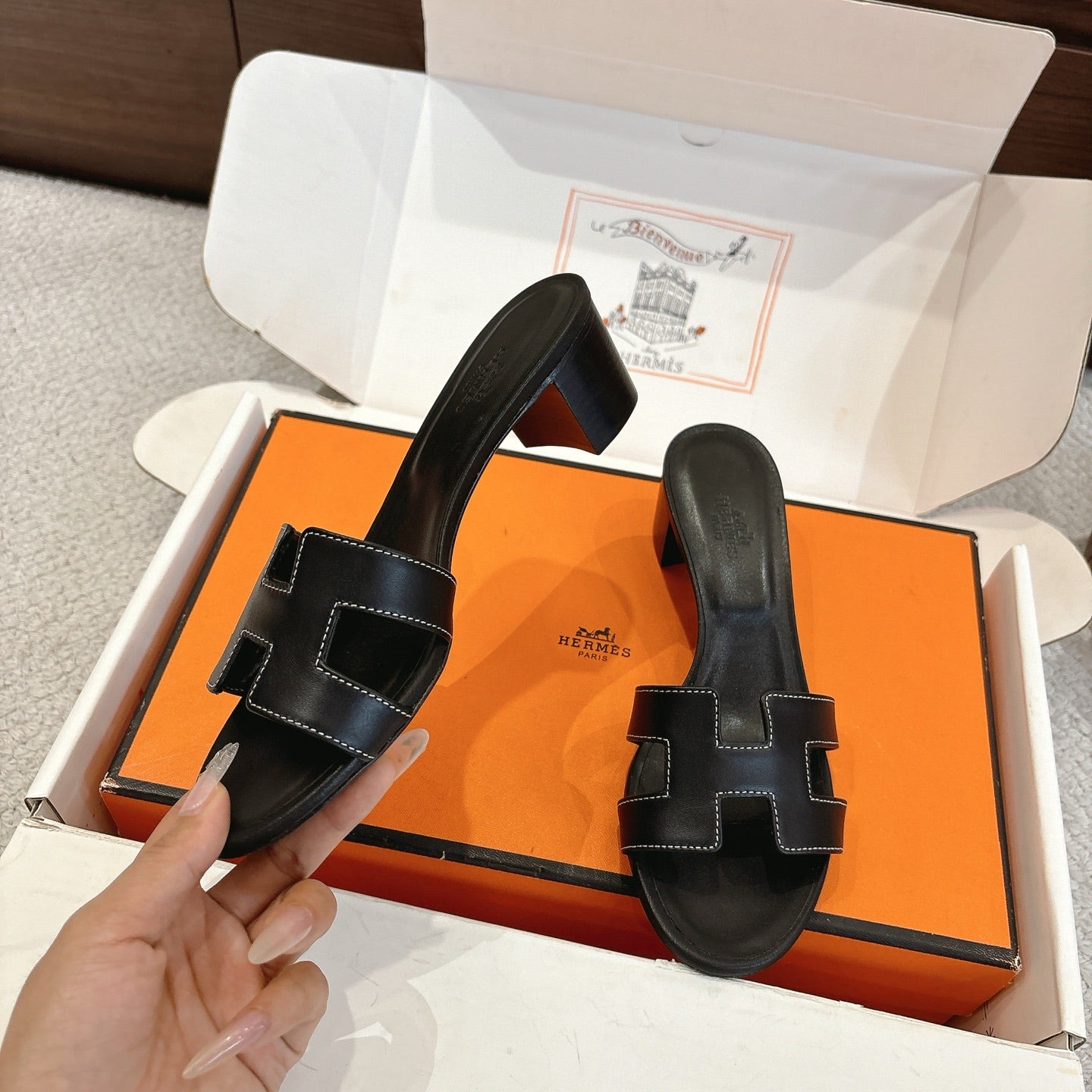 HM Oasis Sandals Black Chisel Pattern Cowhide 544095