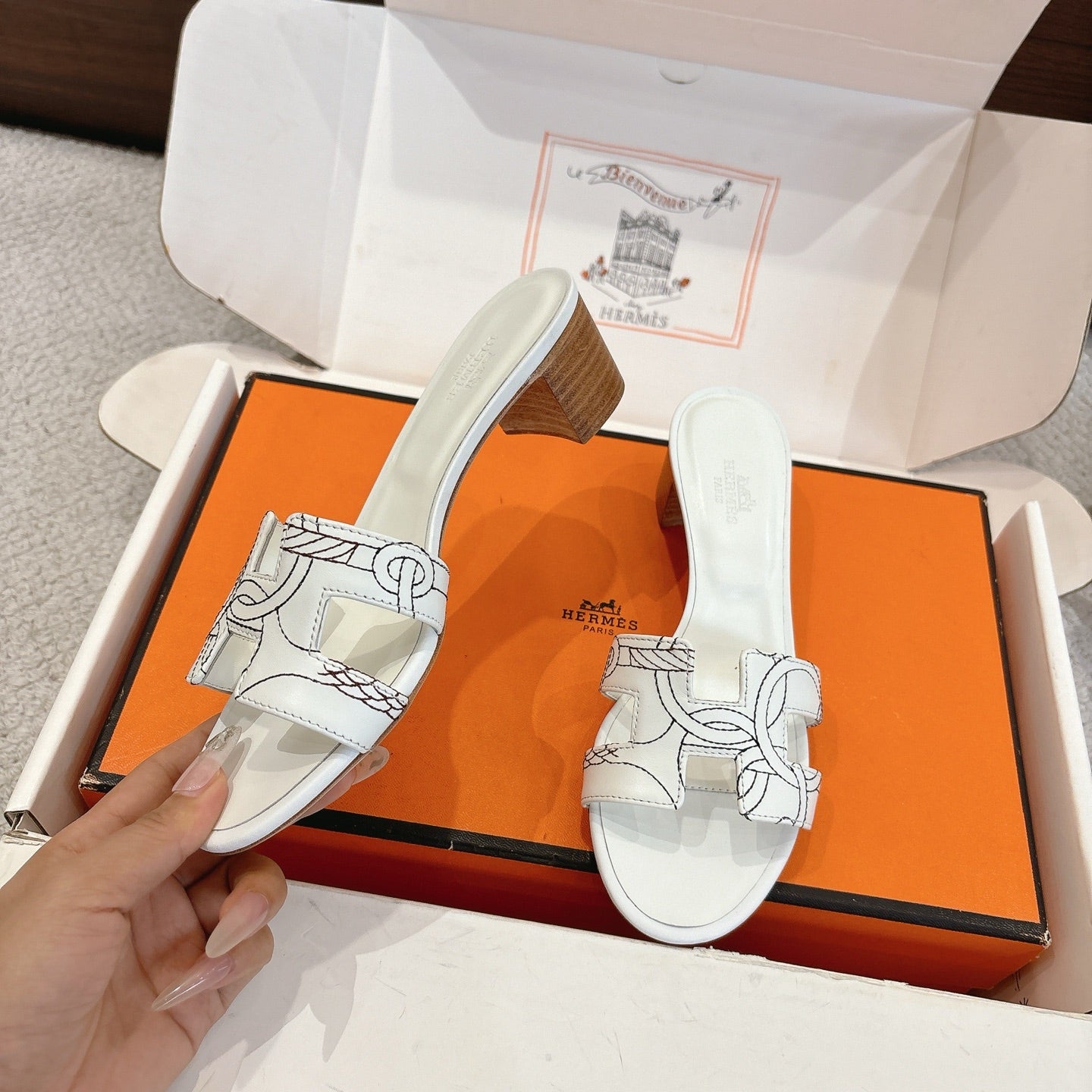 HM Oasis Sandals White Embroidery Pattern Cowhide 544097