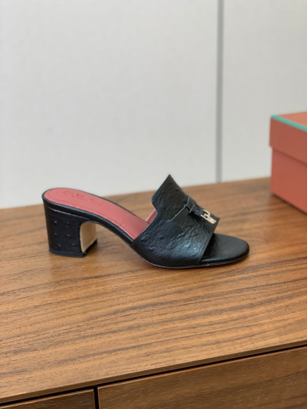 LP 2025 Sandal Black Ostrich-patterned Cowhide Leather 357859