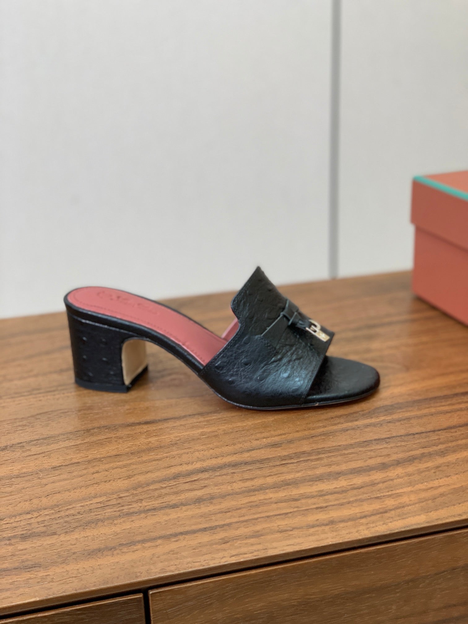 LP 2025 Sandal Black Ostrich-patterned Cowhide Leather 357859