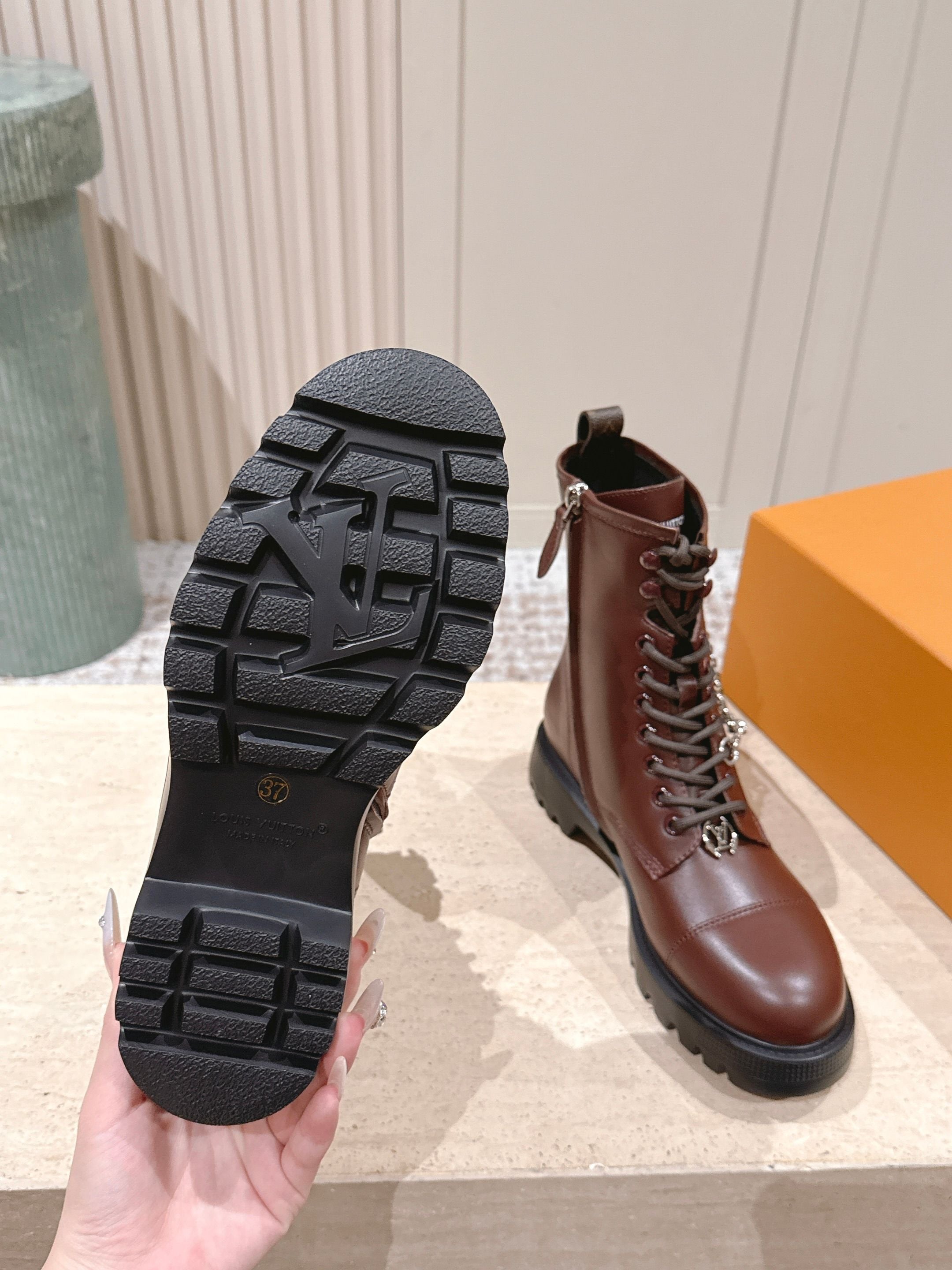 LV District Ranger Ankle Boot Brown Plain Calf Leather 555686