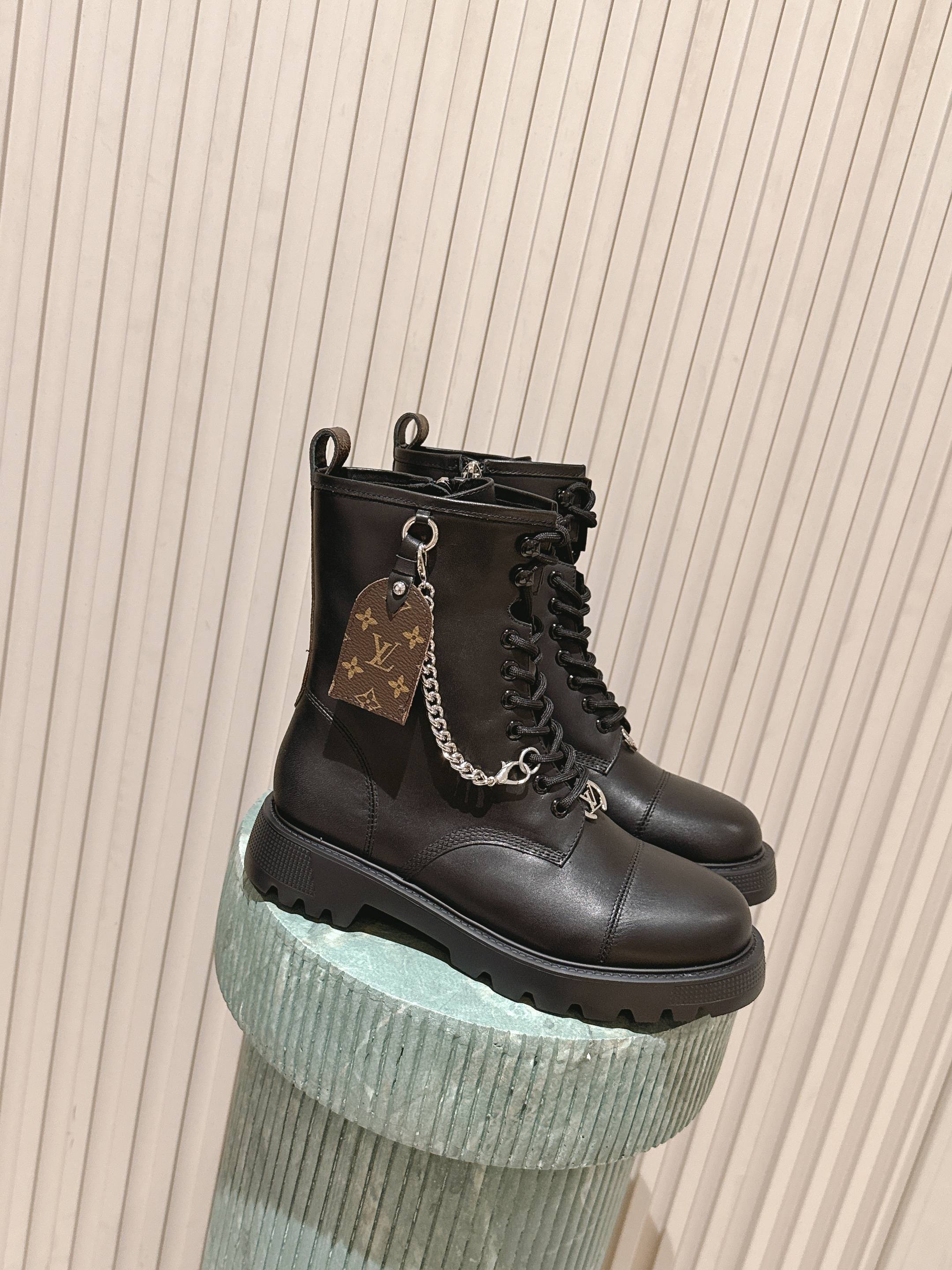 LV District Ranger Ankle Boot Black Plain Calf Leather 555687