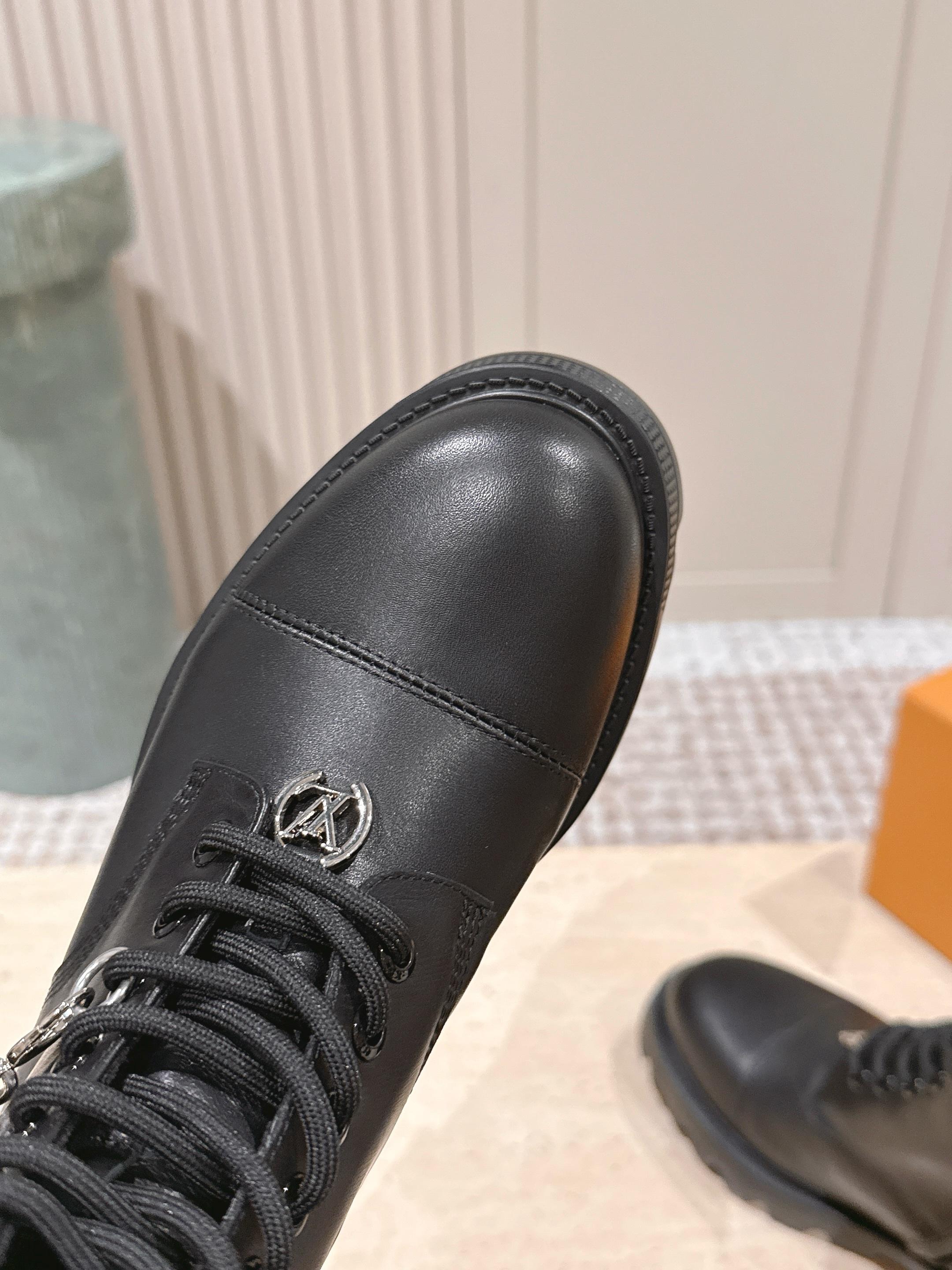 LV District Ranger Ankle Boot Black Plain Calf Leather 555687