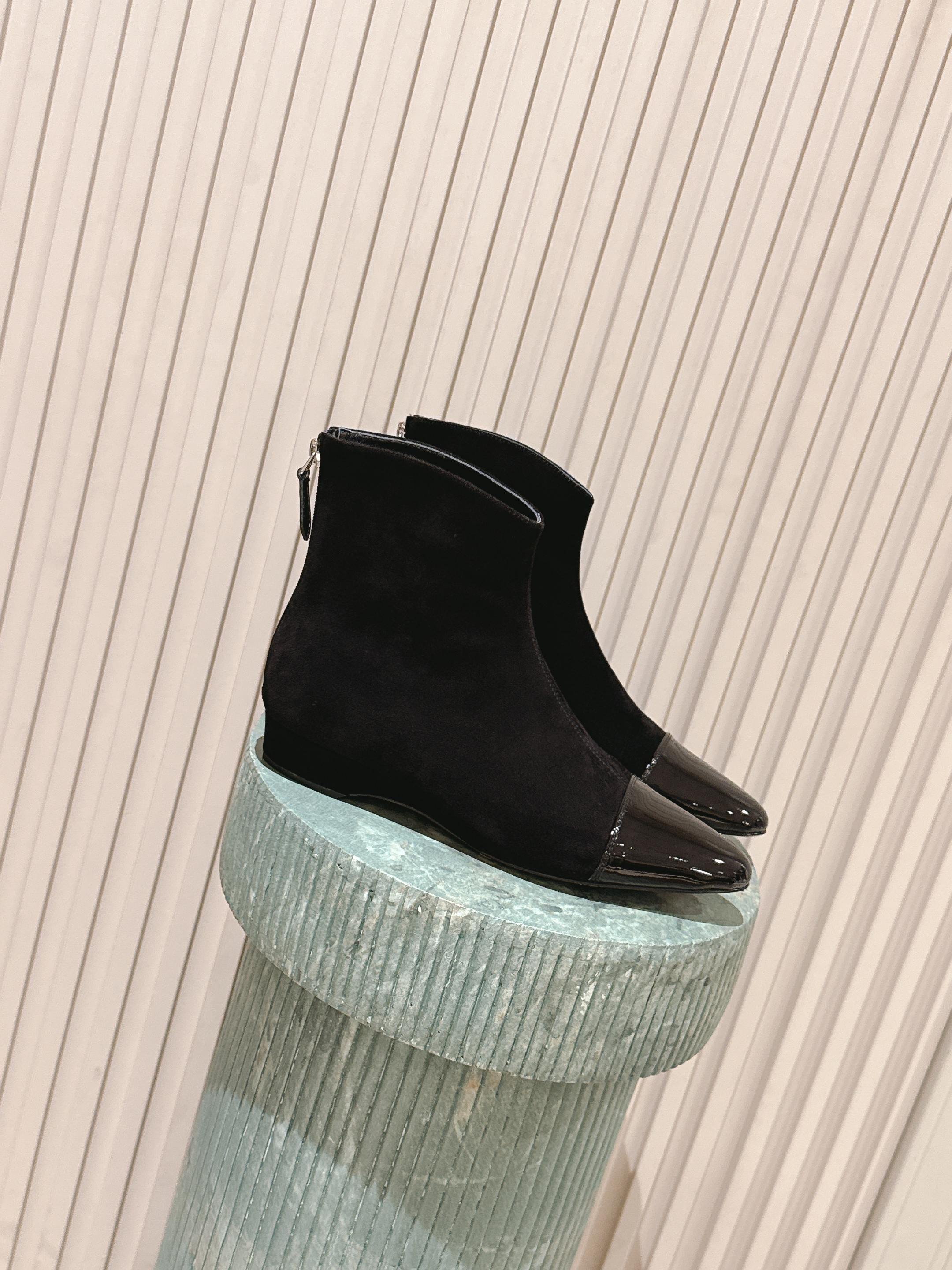 Alaia 2025 Ankle Boot With Patent Leather Cap Toe Black Suede 556086