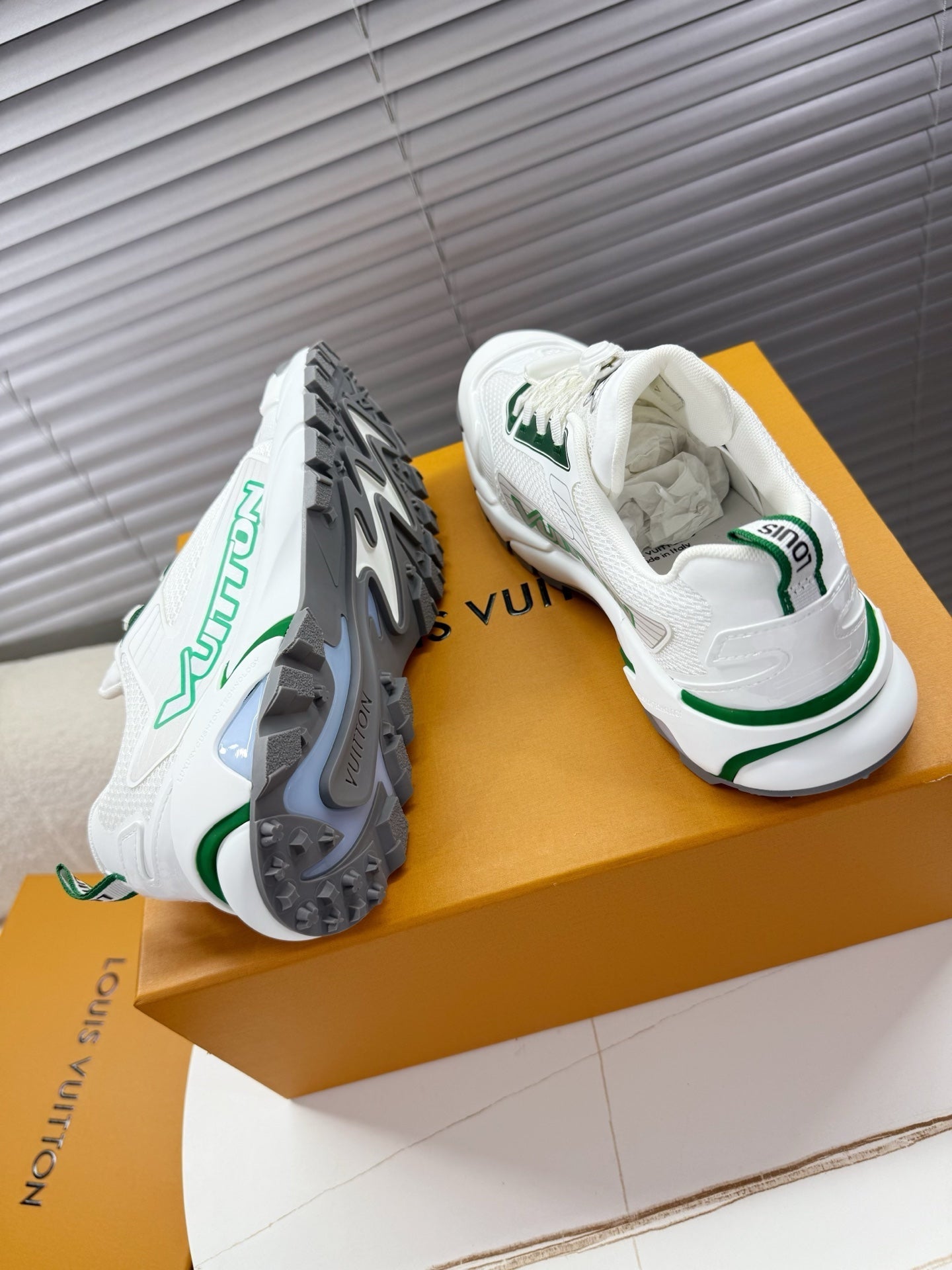 LV Runner Tatic Sneaker Green White Lace Technical Fabric 573942