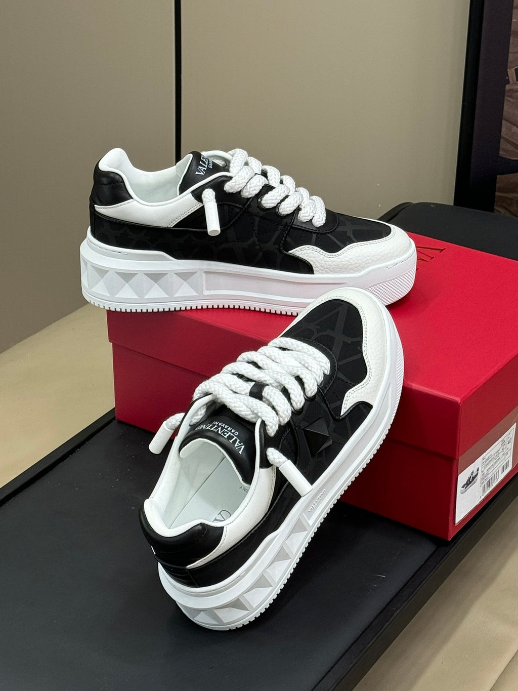 VT 2025 Pattern Sneakers Black White Cowhide 548579