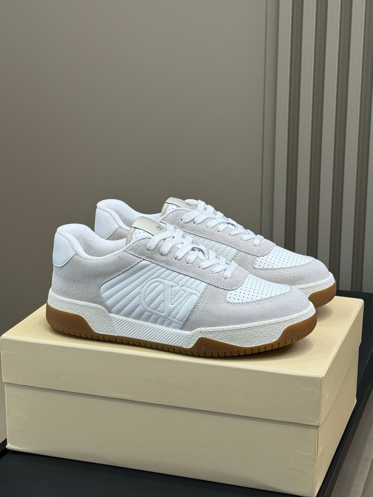 VT 2025 Sneaker White Suede Calfskin 548585
