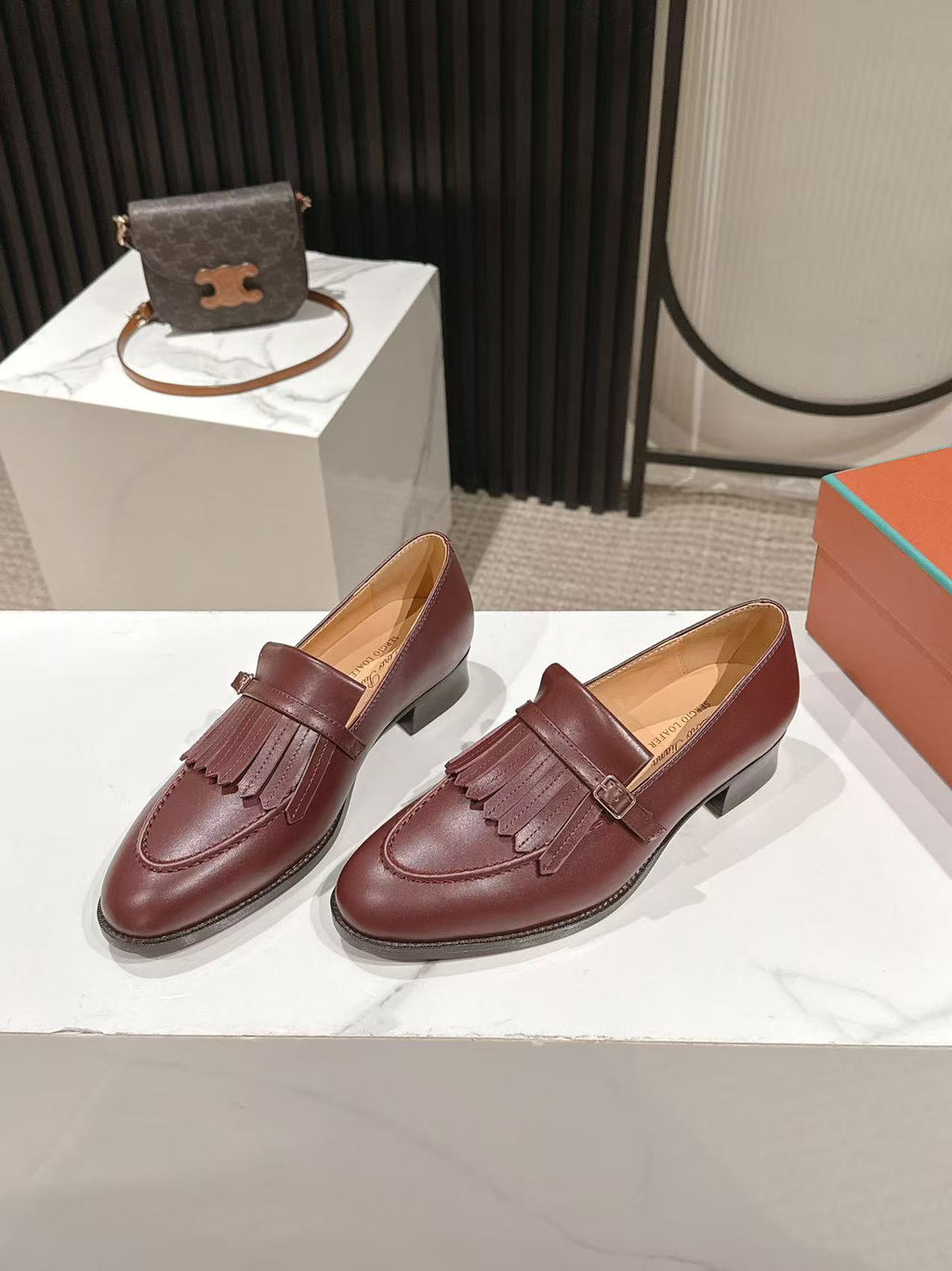 LP Pennan Fringe Burgundy Cowhide 564800