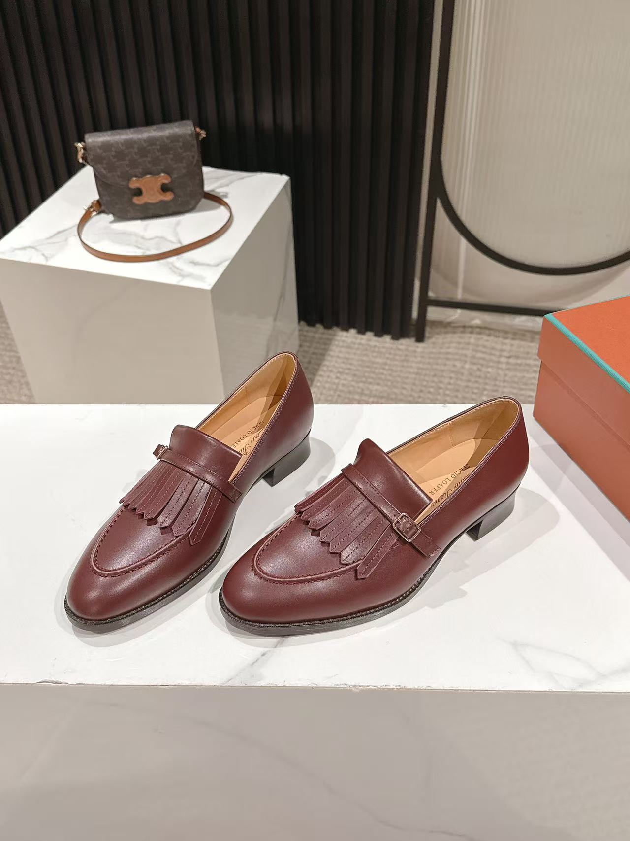 LP Pennan Fringe Burgundy Cowhide 564800