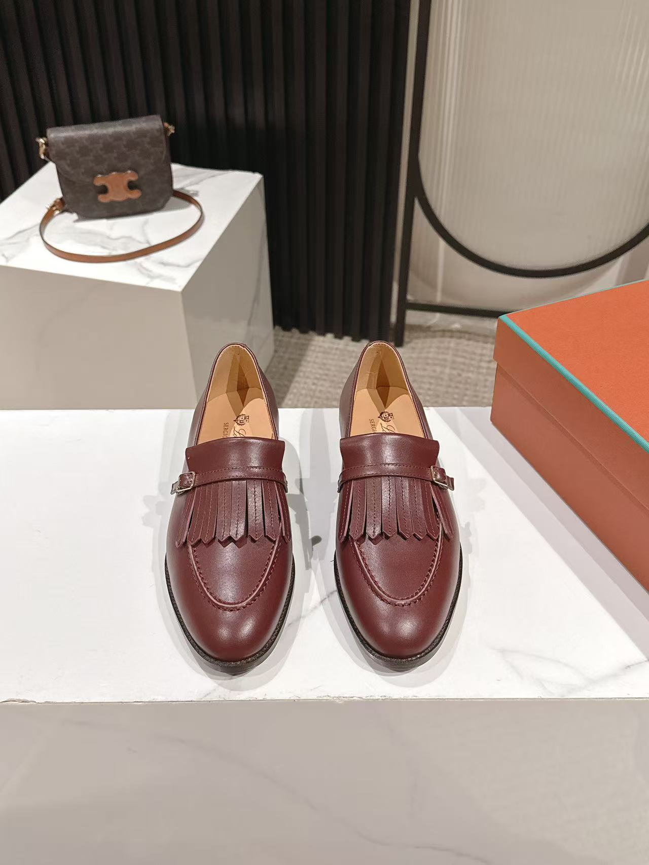 LP Pennan Fringe Burgundy Cowhide 564800