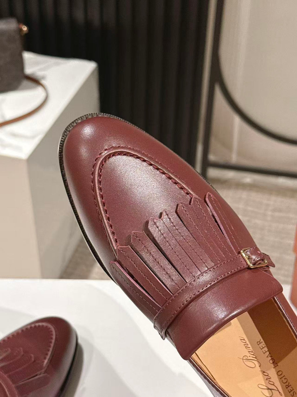 LP Pennan Fringe Burgundy Cowhide 564800