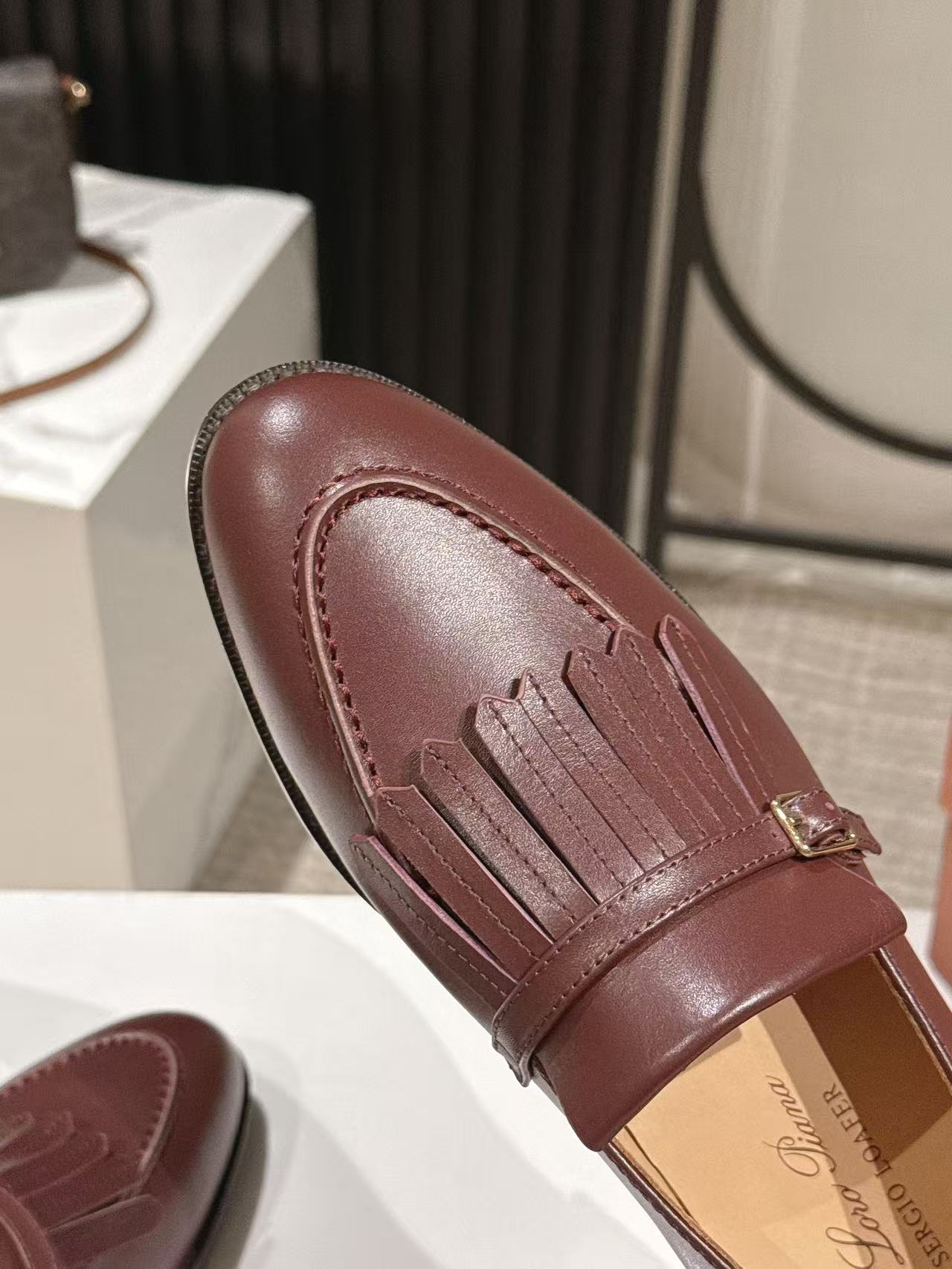 LP Pennan Fringe Burgundy Cowhide 564800