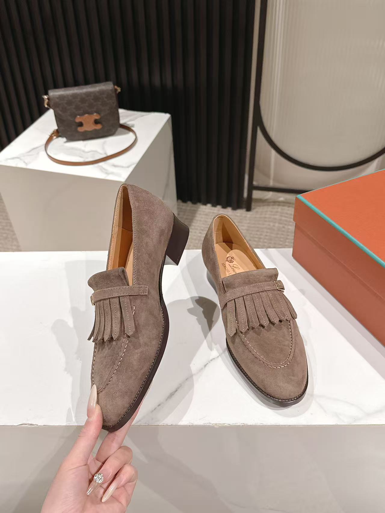 LP Pennan Fringe Taupe Suede 564804