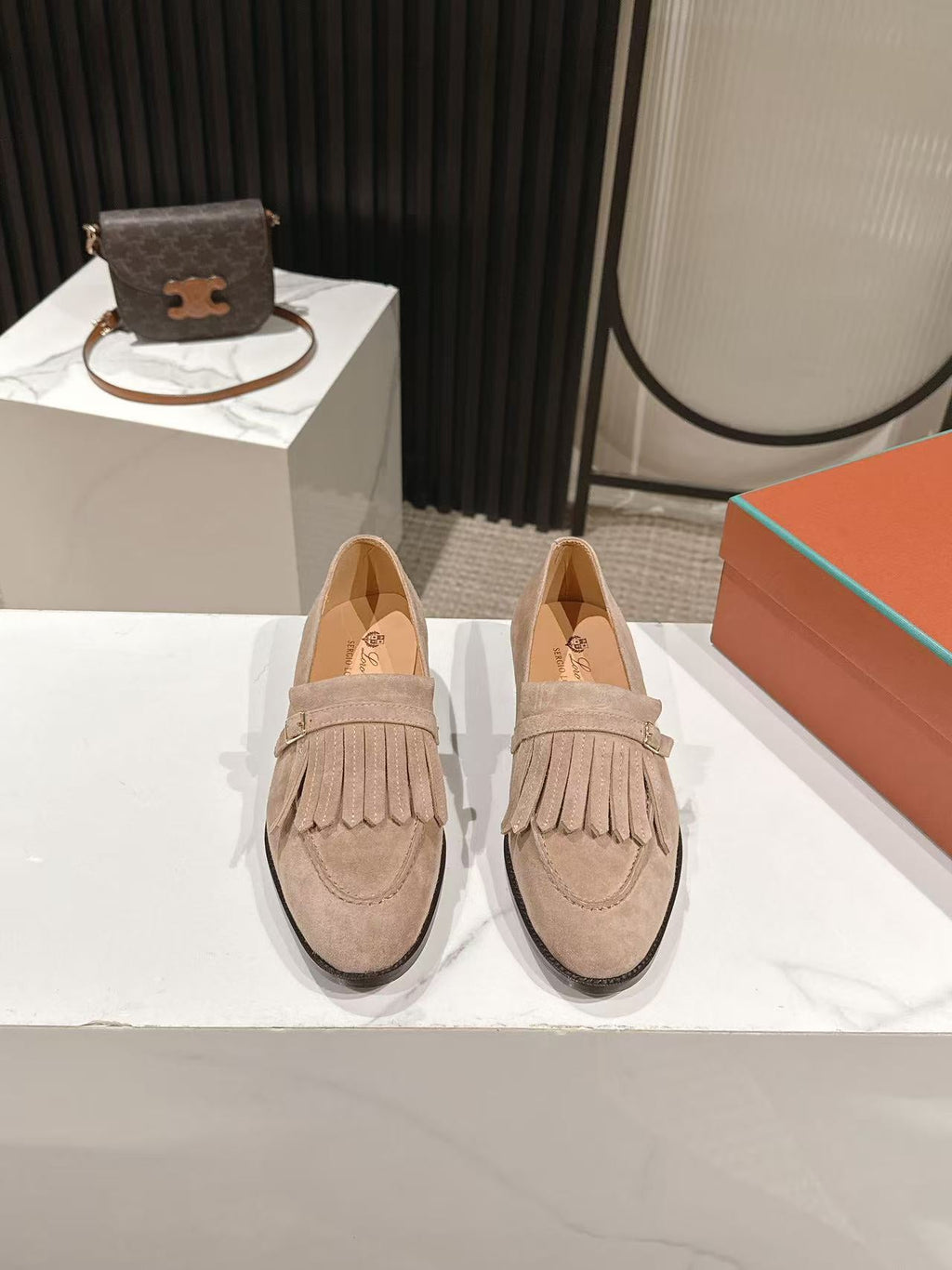 LP Pennan Fringe Warm Taupe Suede 564806