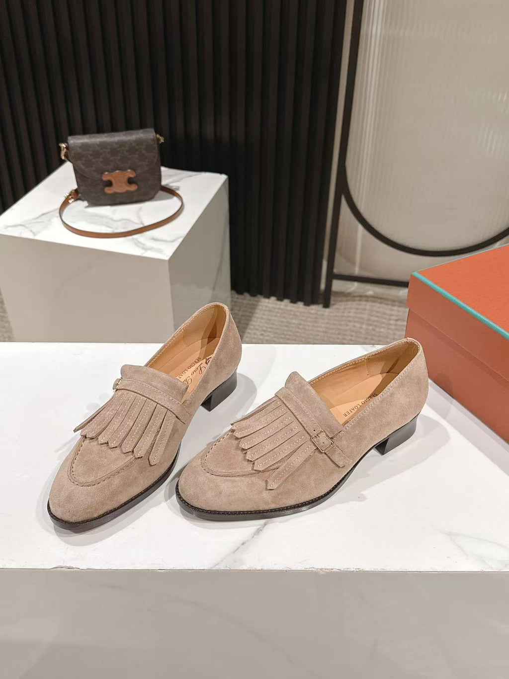 LP Pennan Fringe Warm Taupe Suede 564806