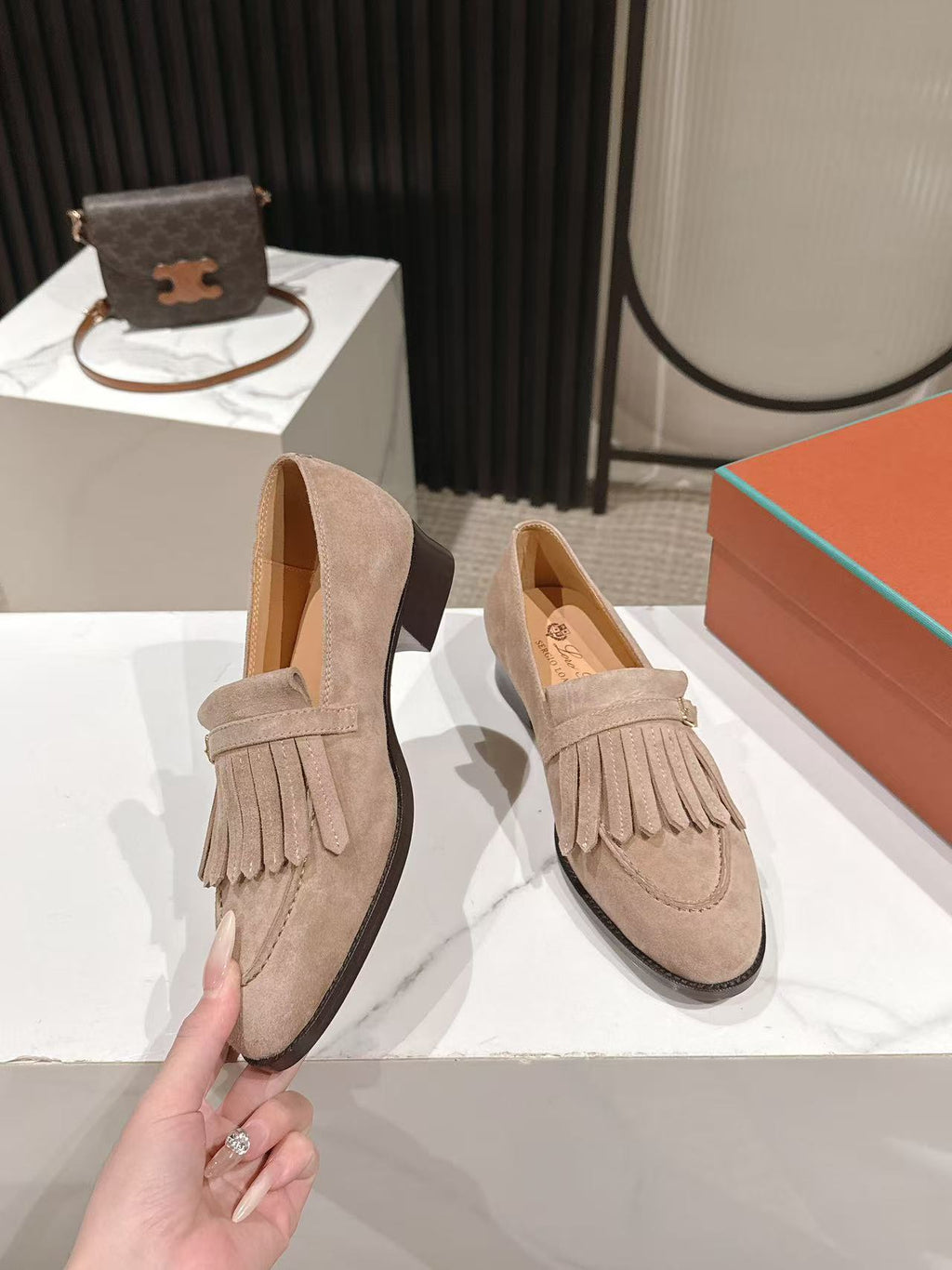 LP Pennan Fringe Warm Taupe Suede 564806