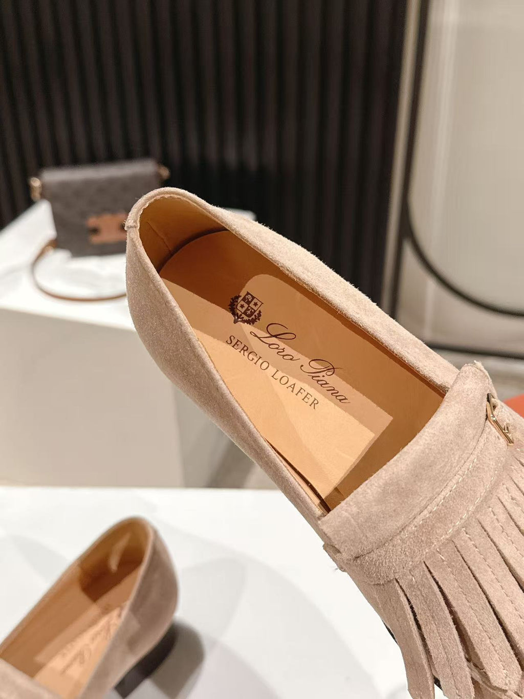 LP Pennan Fringe Warm Taupe Suede 564806