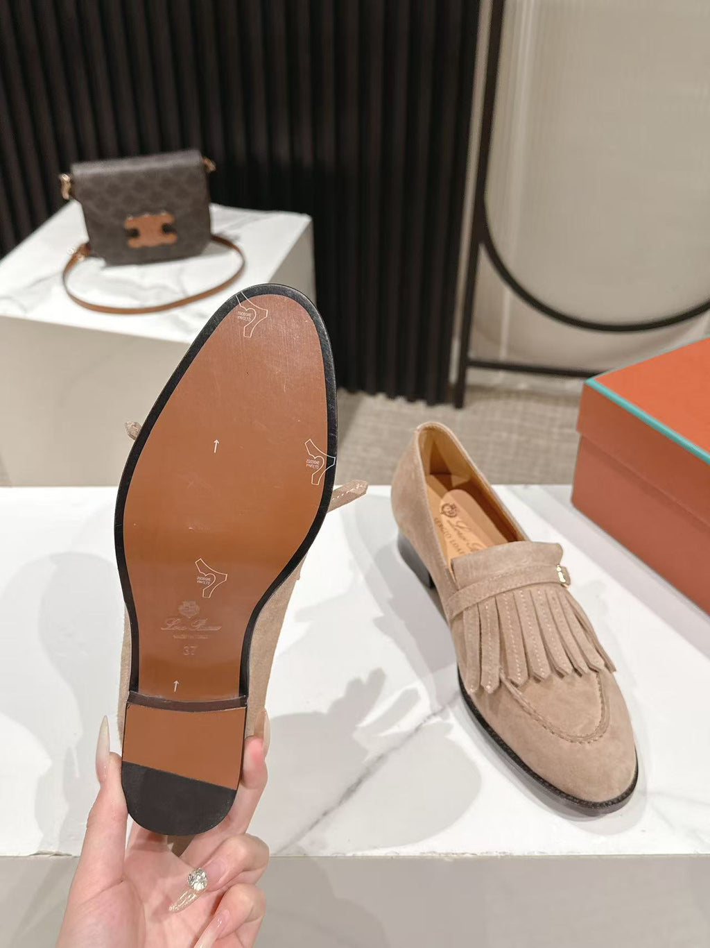 LP Pennan Fringe Warm Taupe Suede 564806