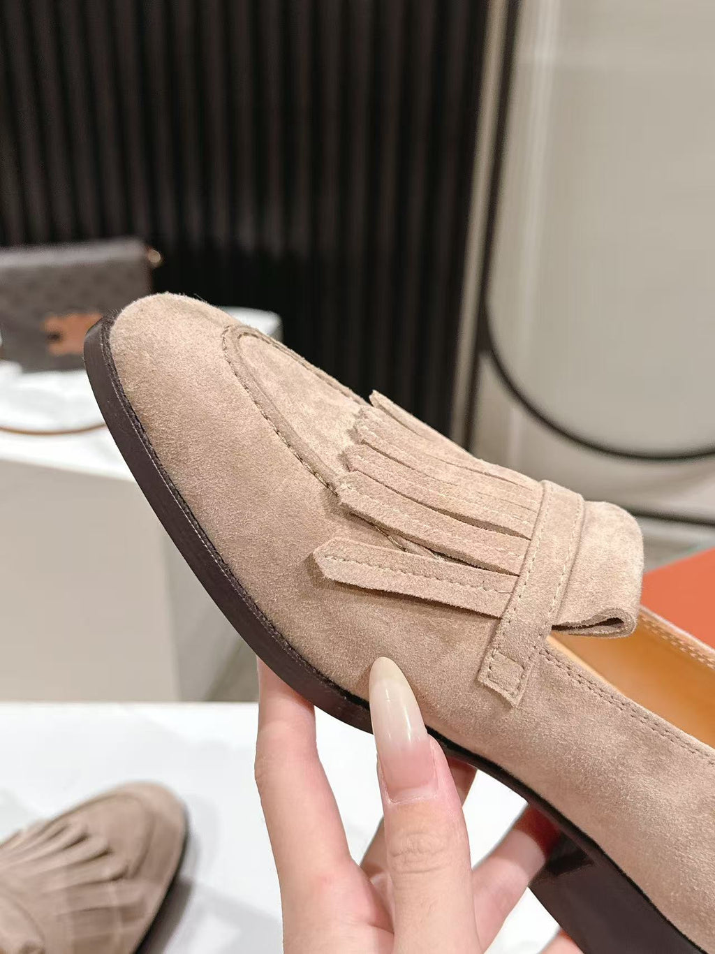 LP Pennan Fringe Warm Taupe Suede 564806