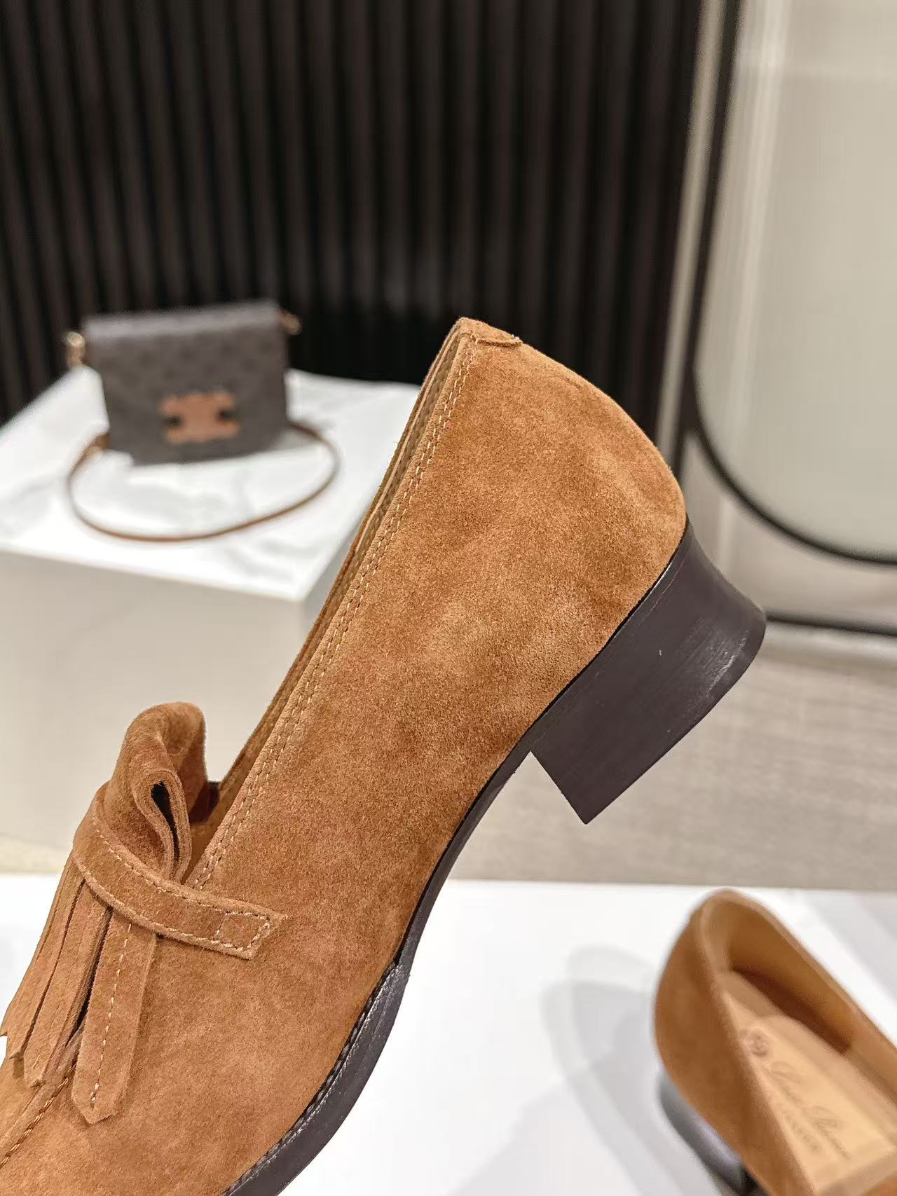 LP Pennan Fringe Brown Suede 564805