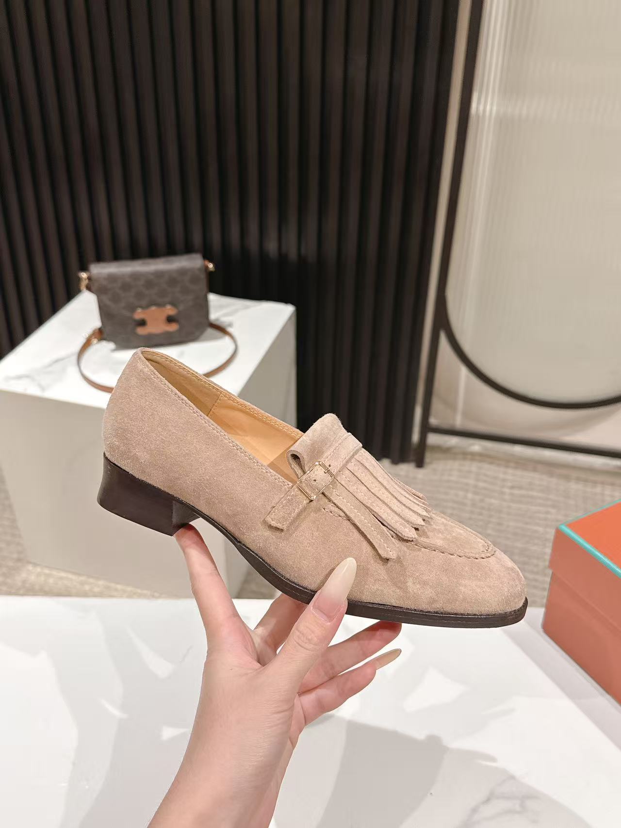 LP Pennan Fringe Warm Taupe Suede 564806