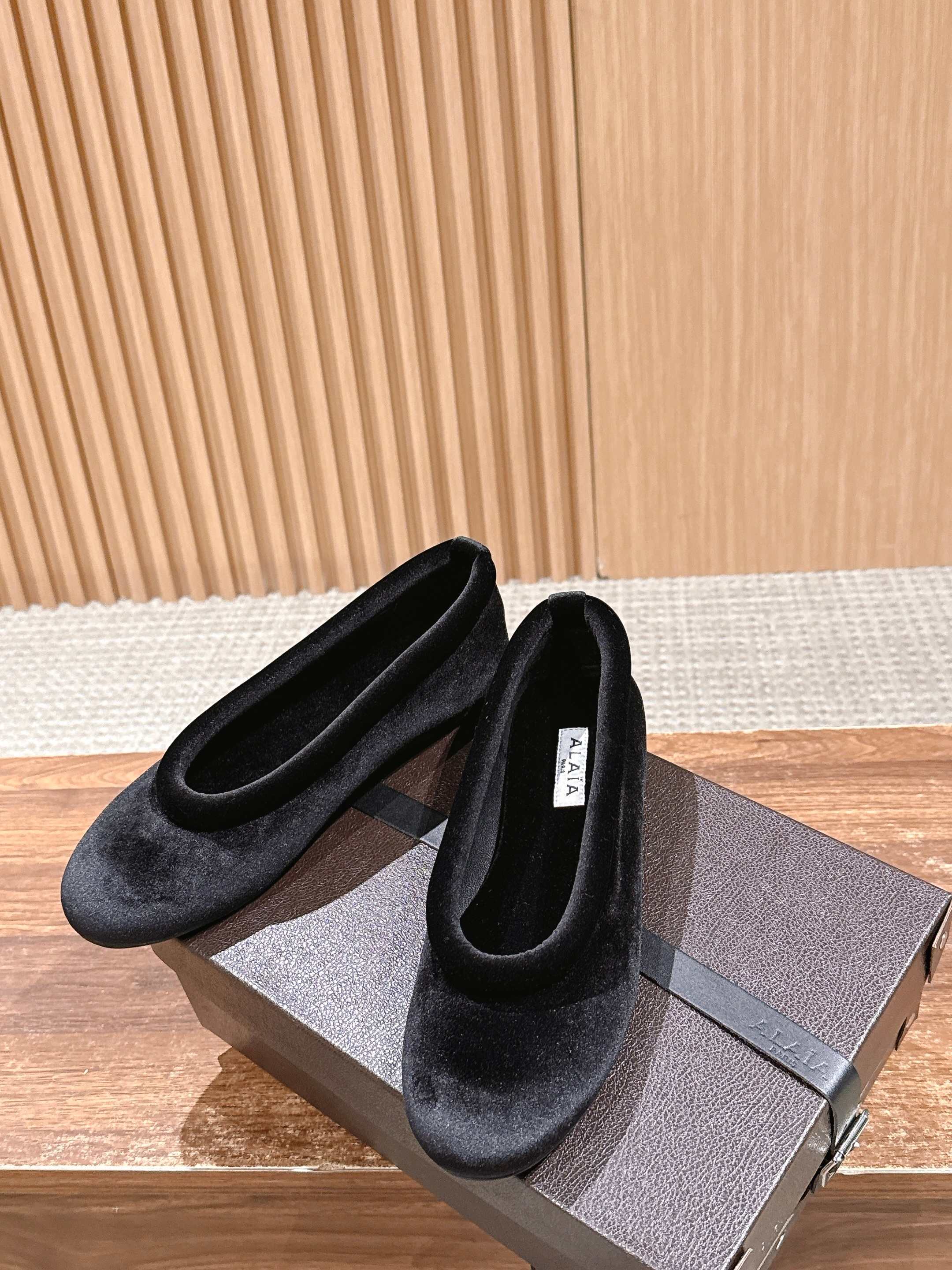 Alaia 2025 Ballet Flat Black Velvet 553856