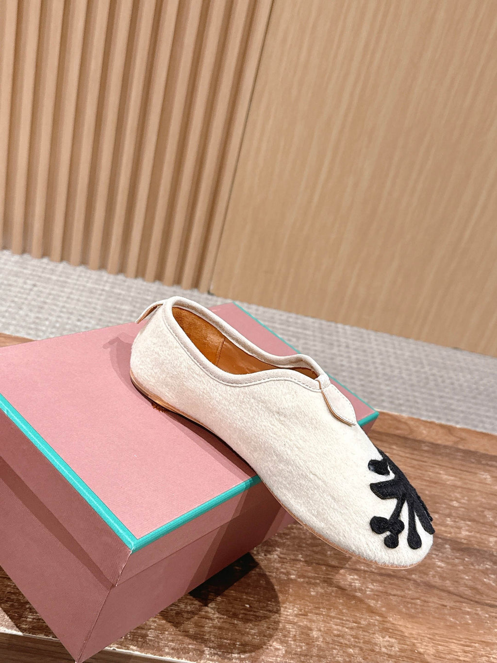 LP Floaty Embroidered Flats Loafer Cream Suede 553987