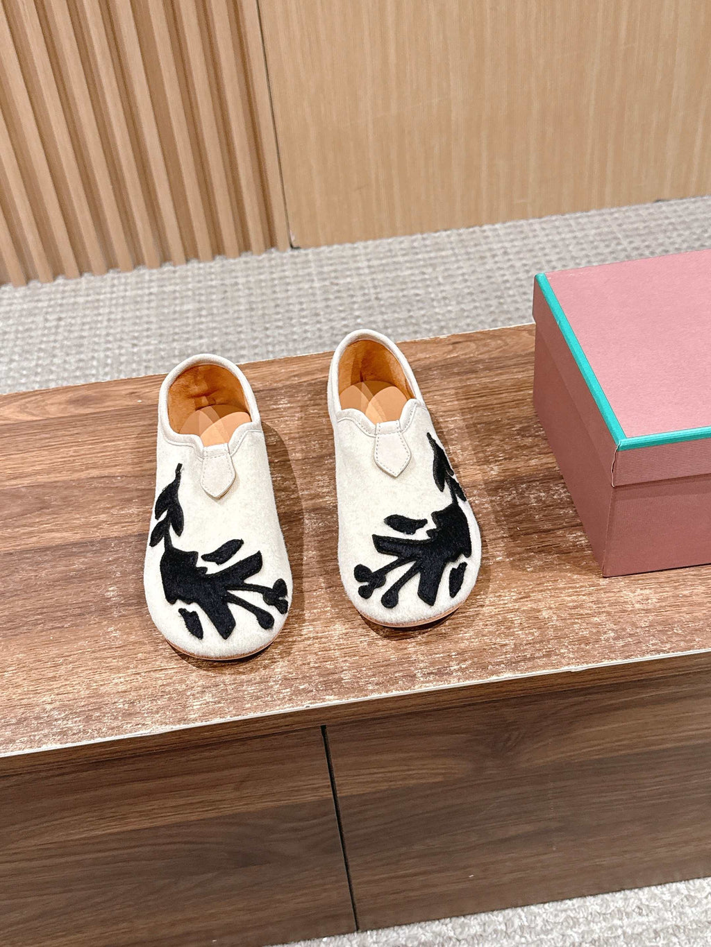 LP Floaty Embroidered Flats Loafer Cream Suede 553987