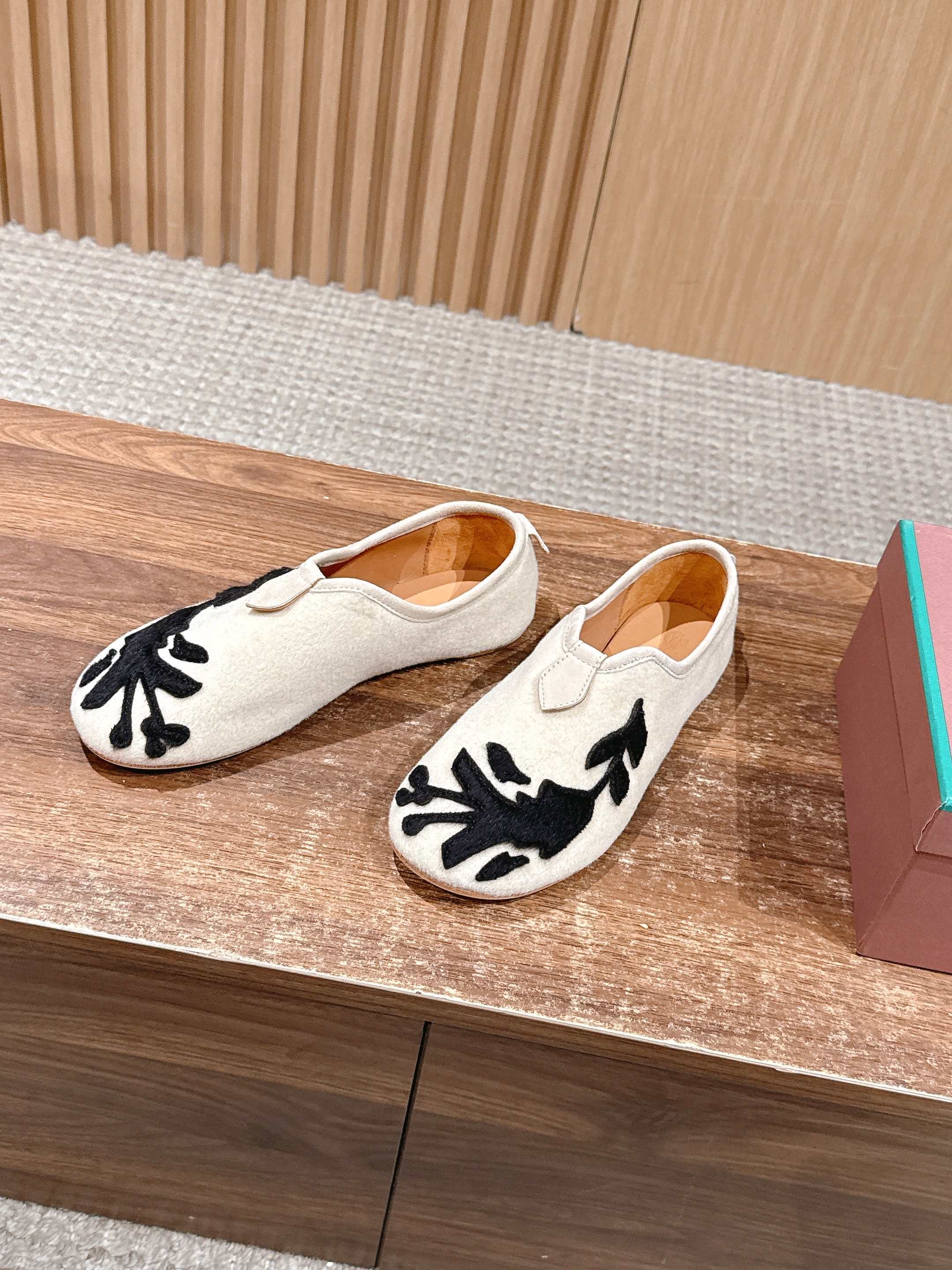 LP Floaty Embroidered Flats Loafer Cream Suede 553987