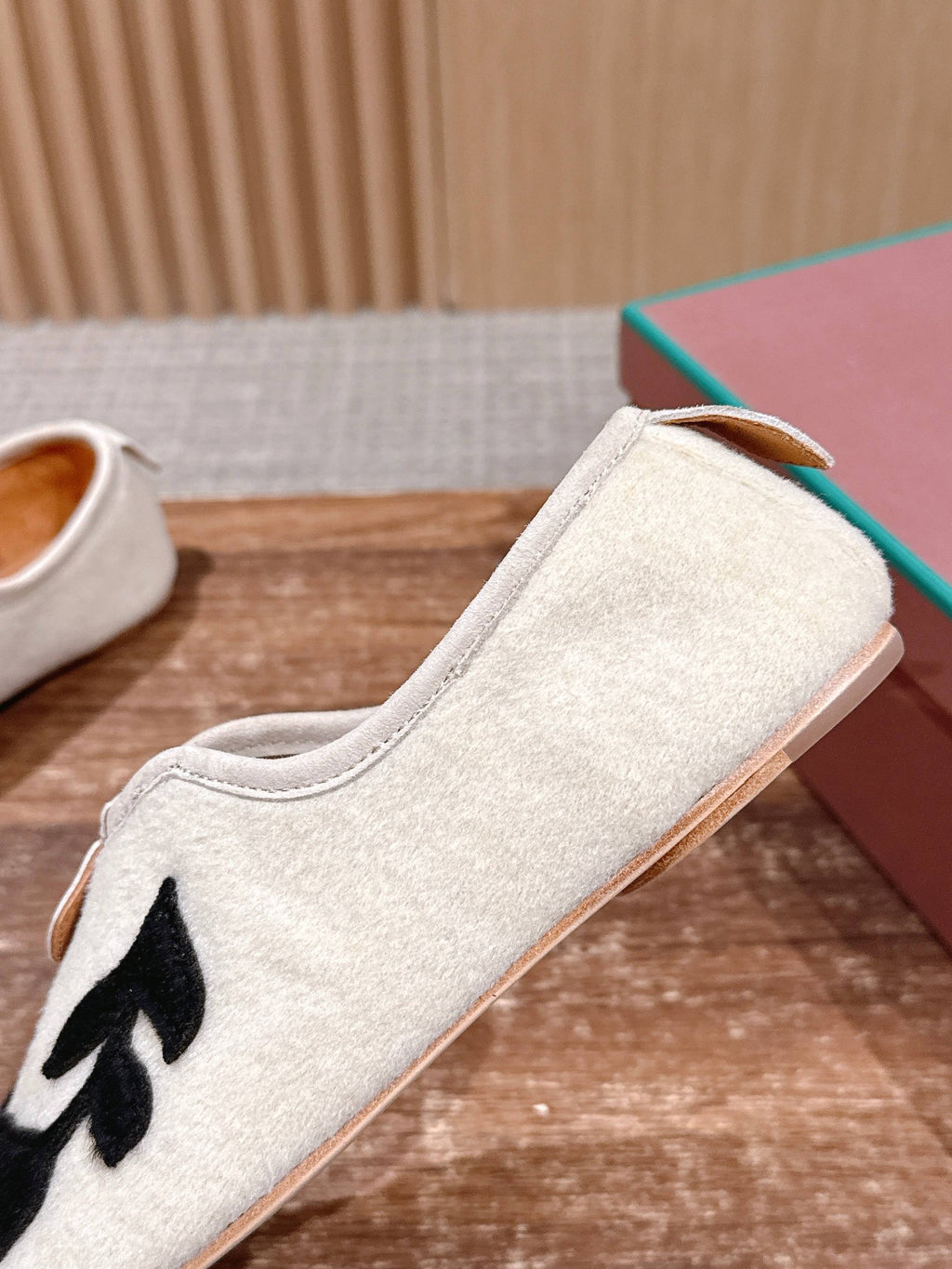 LP Floaty Embroidered Flats Loafer Cream Suede 553987