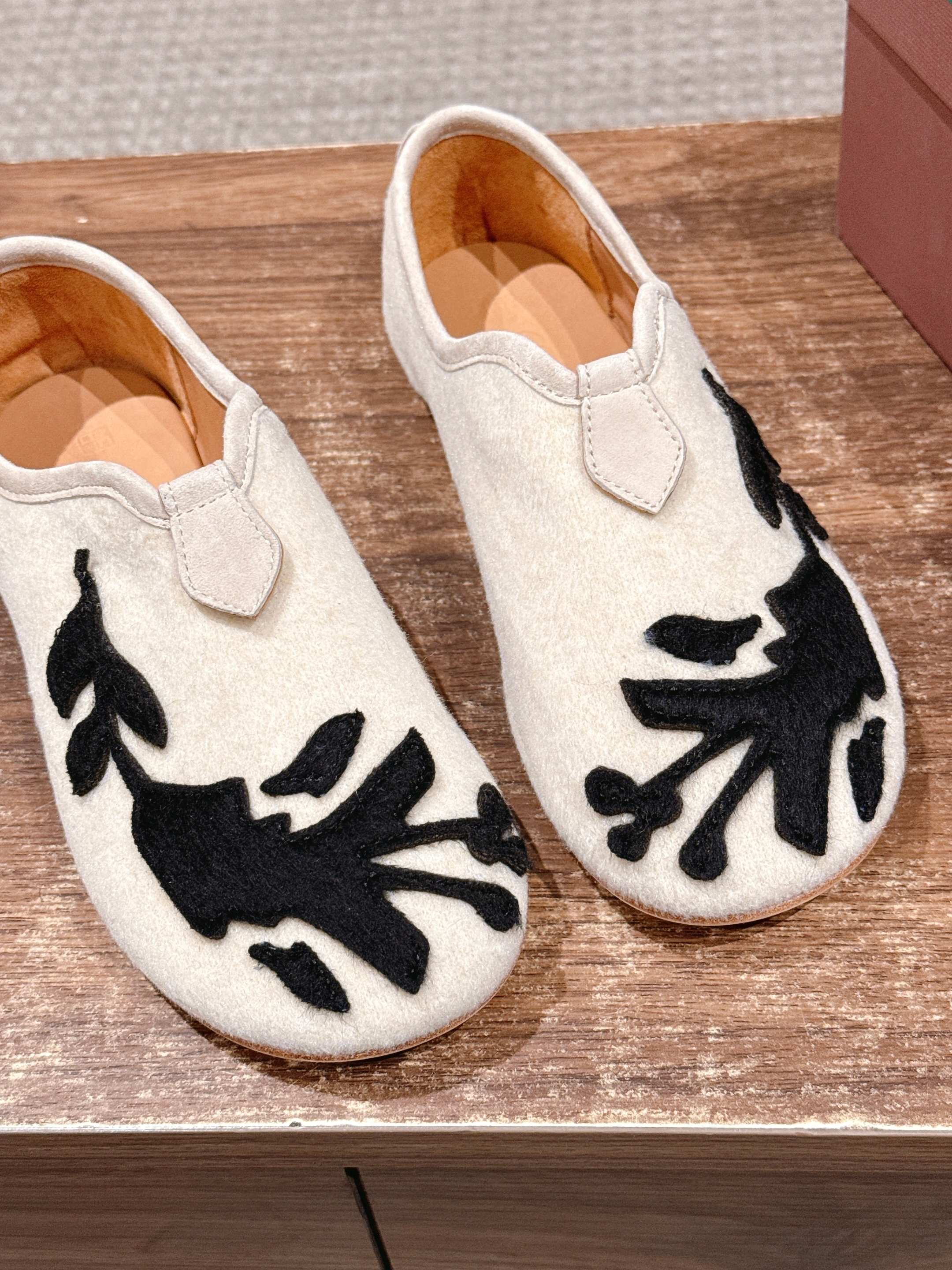LP Floaty Embroidered Flats Loafer Cream Suede 553987