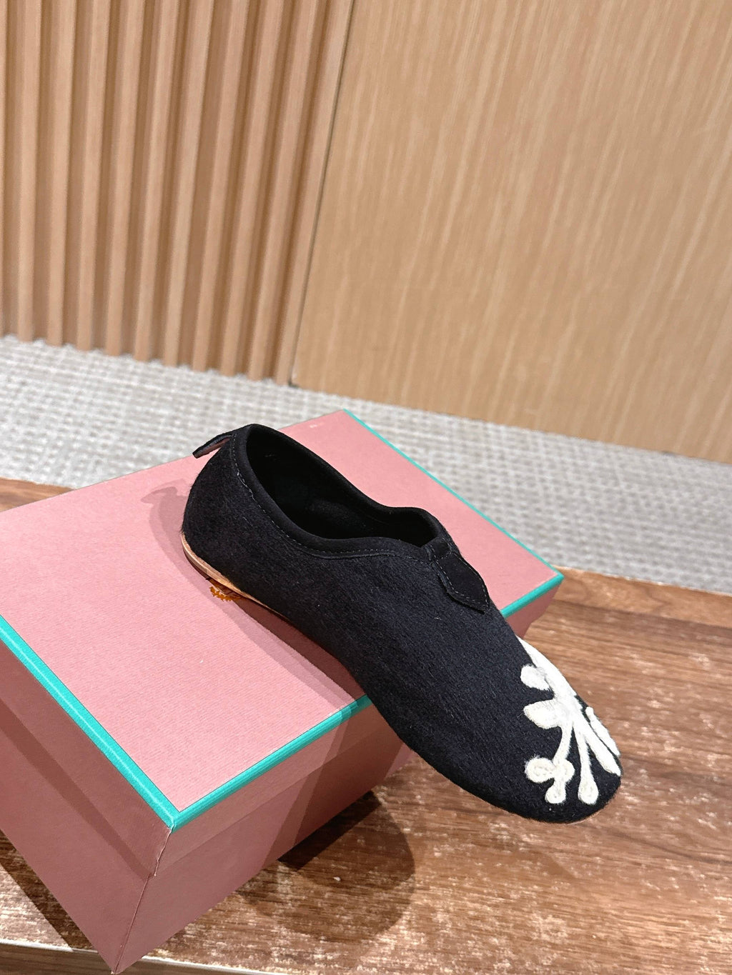 LP Floaty Embroidered Flats Loafer Black Suede 553988