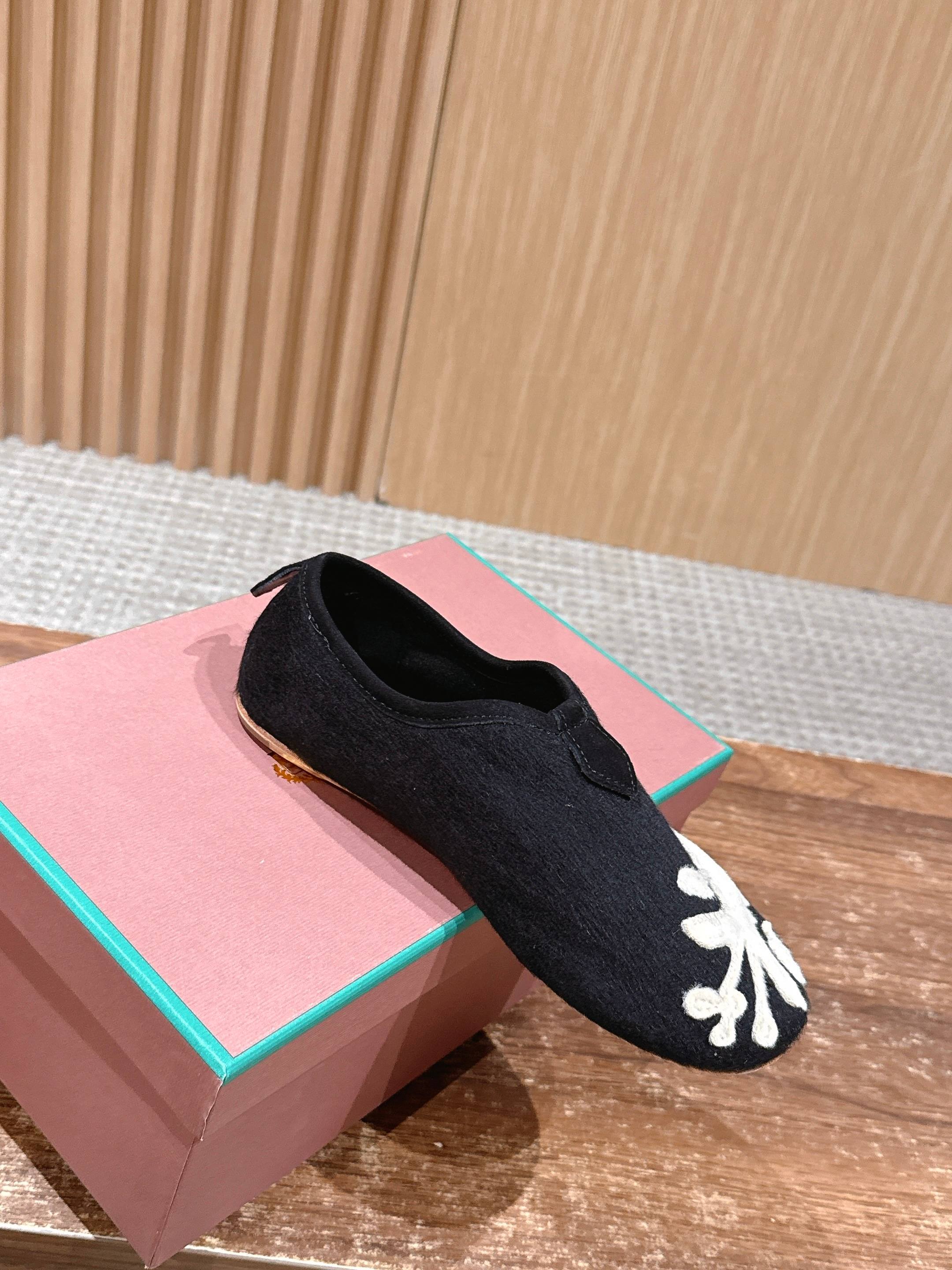 LP Floaty Embroidered Flats Loafer Black Suede 553988